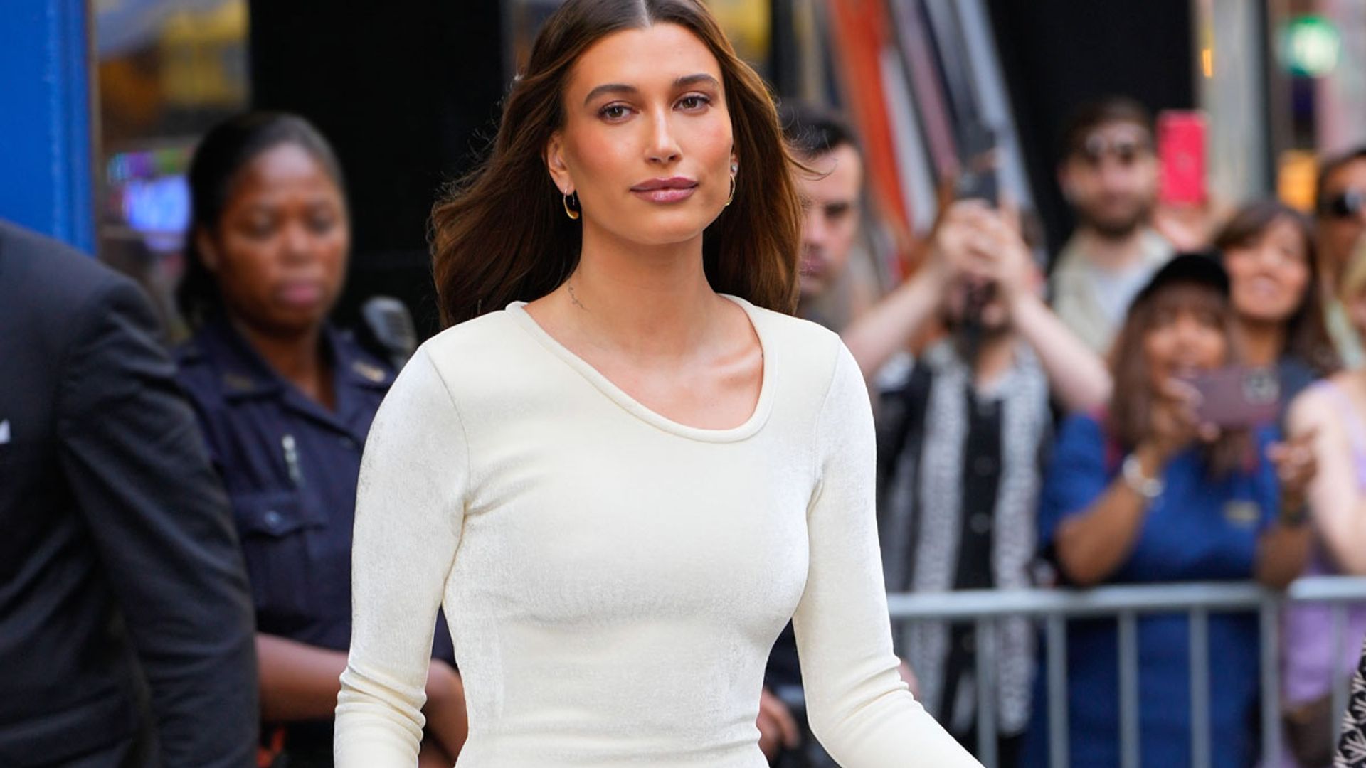 La increíble maratón de estilo de Hailey Bieber: looks de alto impacto y clásicos renovados