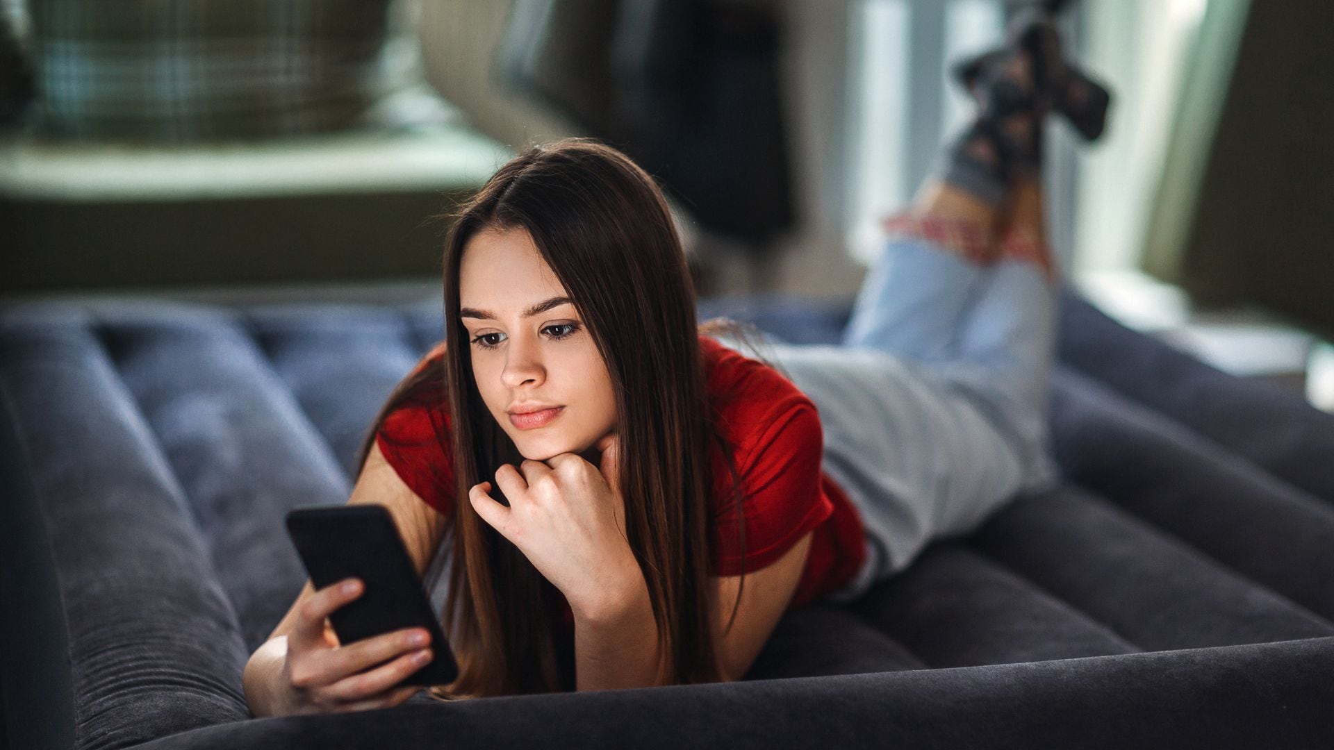 Adolescente habla con un chatbot en su móvil