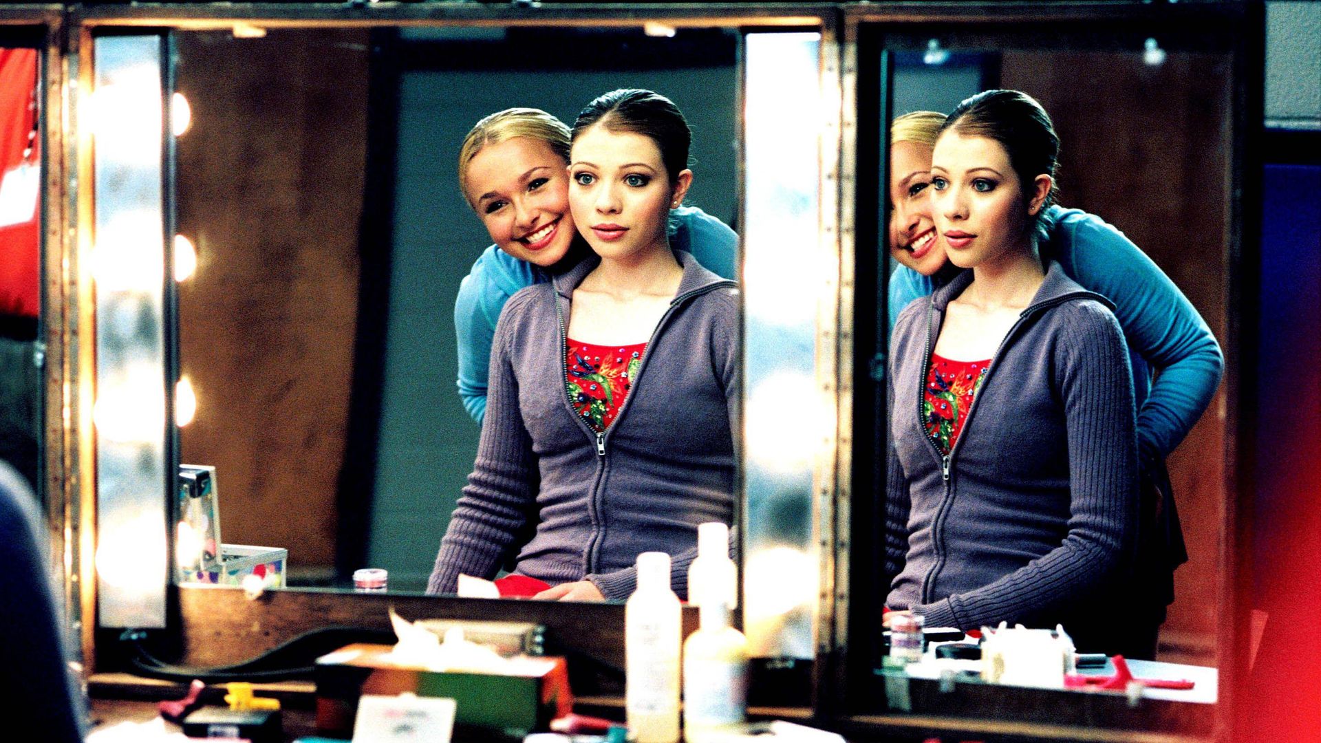 Las actirces en sus personajes como Gen (Hayden Panettiere) y Casey (Michelle Trachtenberg).