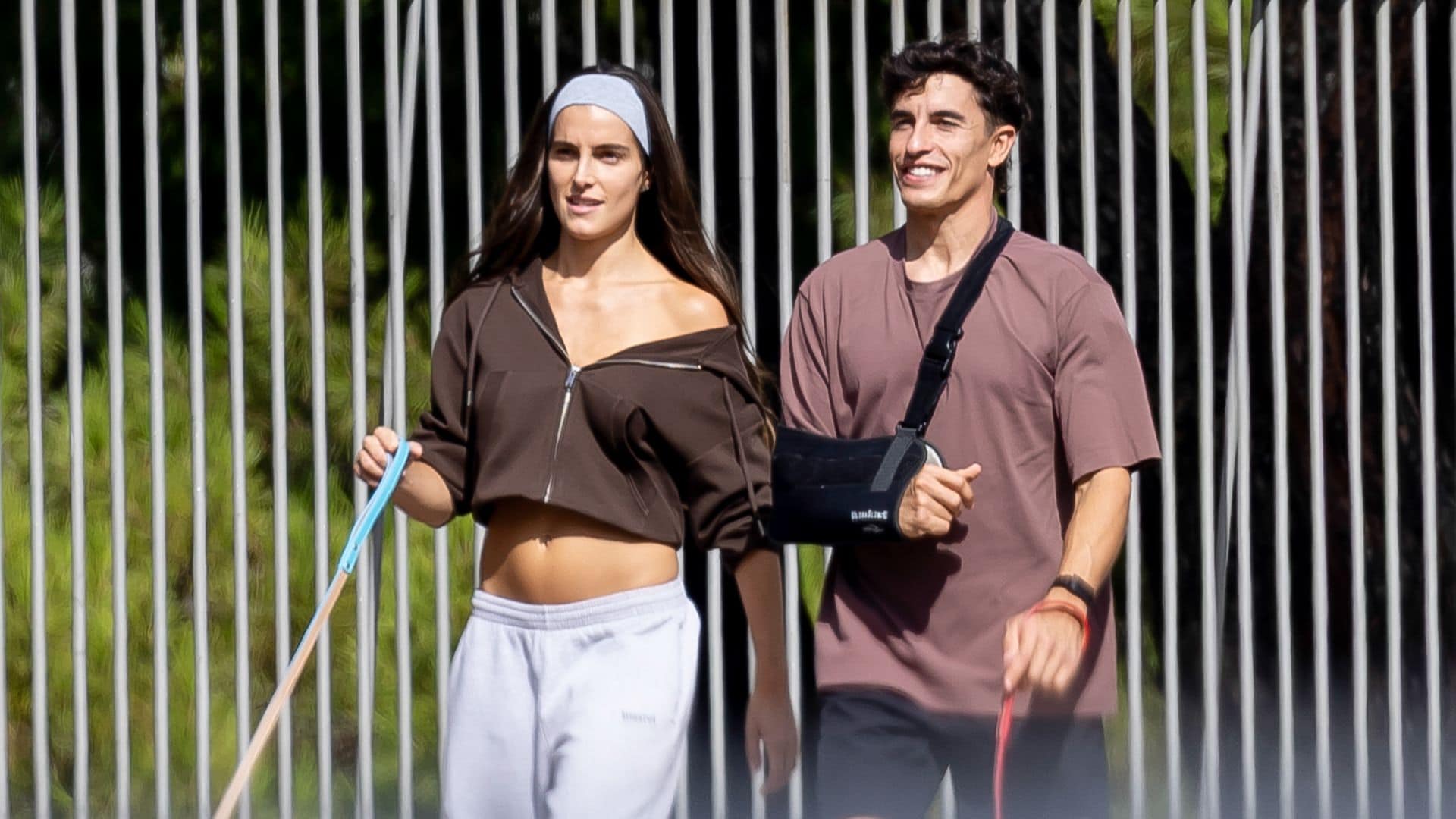 Marc Márquez y Gemma Pinto, paseando con sus mascotas por las calles de Madrid el pasado 10 de octubre
