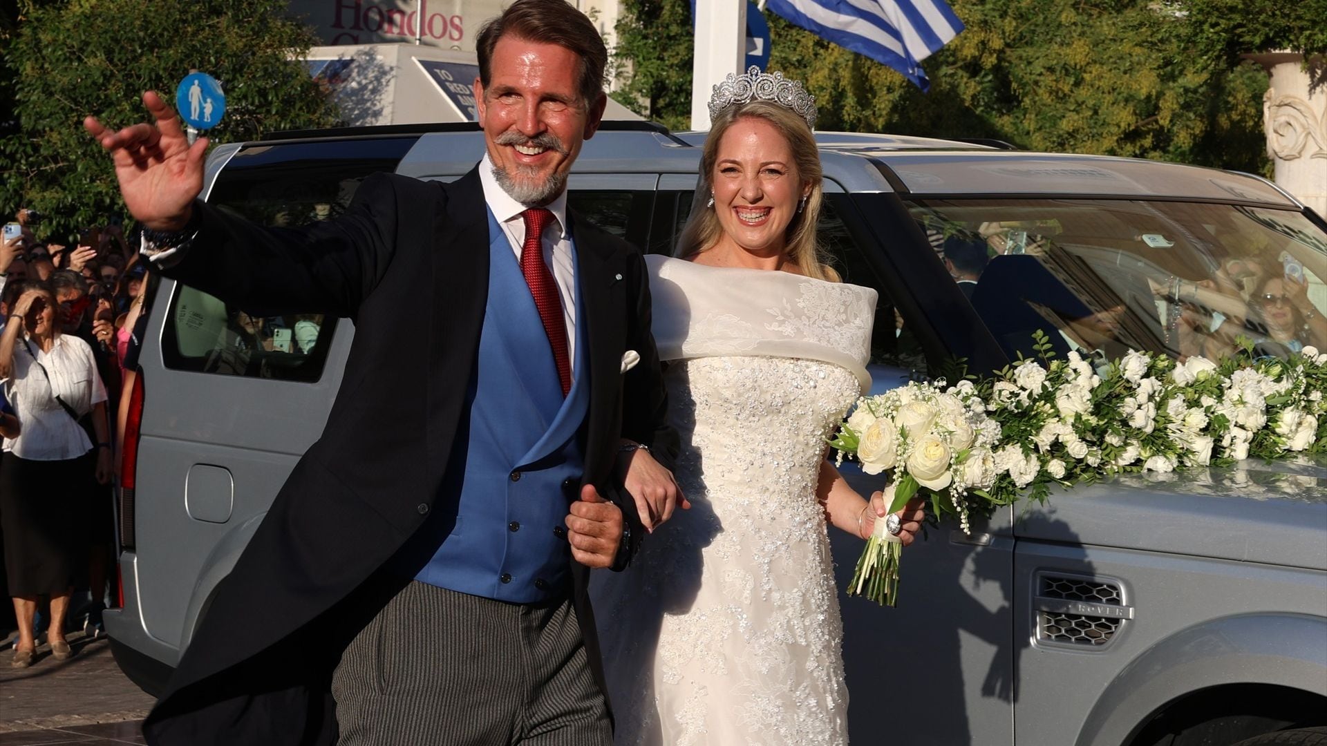 Teodora de Grecia con su hermano Pablo de Grecia llegando a su boda 