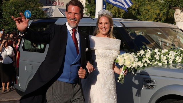 Teodora de Grecia con su hermano Pablo de Grecia llegando a su boda 