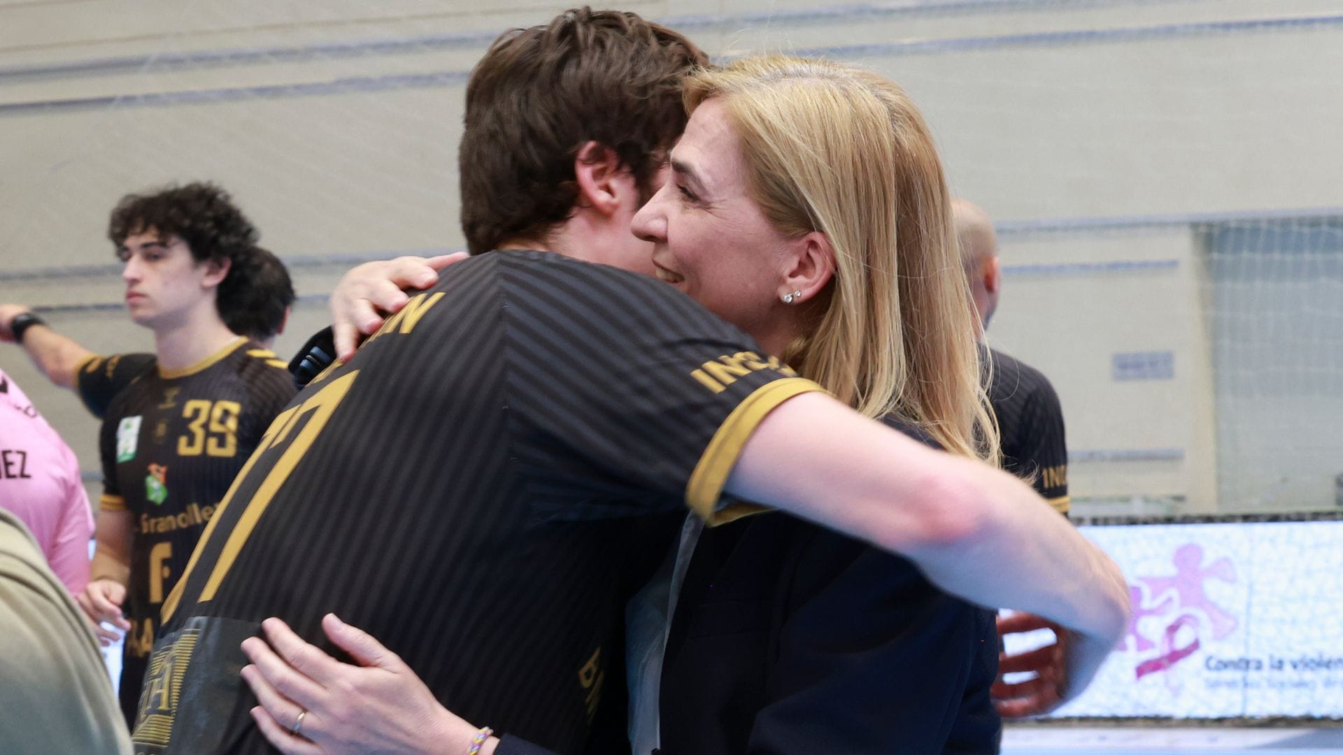 Las imágenes de cariño y complicidad de la infanta Cristina y Pablo Urdangarin en su último partido