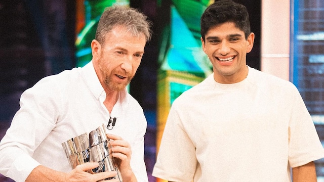 Plano medio de Jorge Martín en El Hormiguero con Pablo Motos