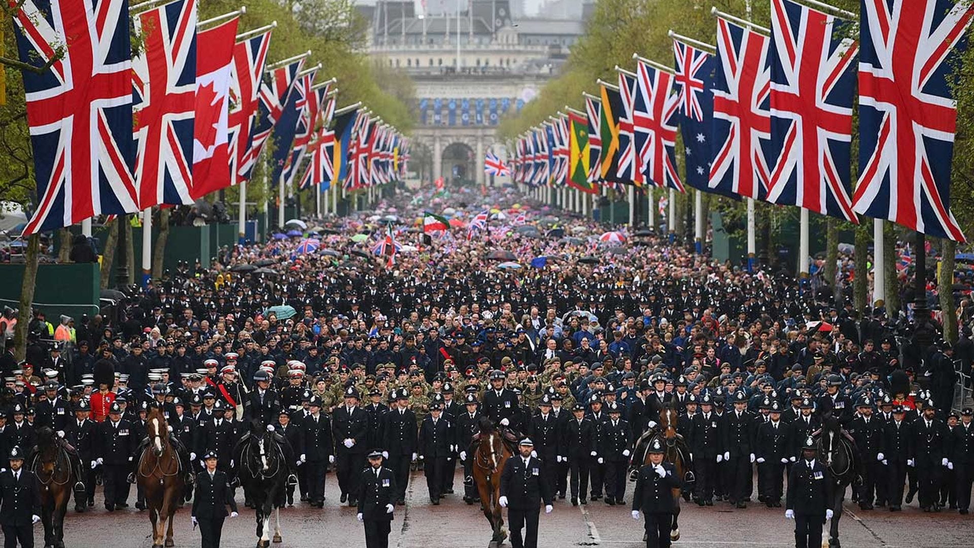 Cerca de 7.000 soldados y policías han acompañado  a Carlos III y la reina Camilla en las procesiones de la coronación