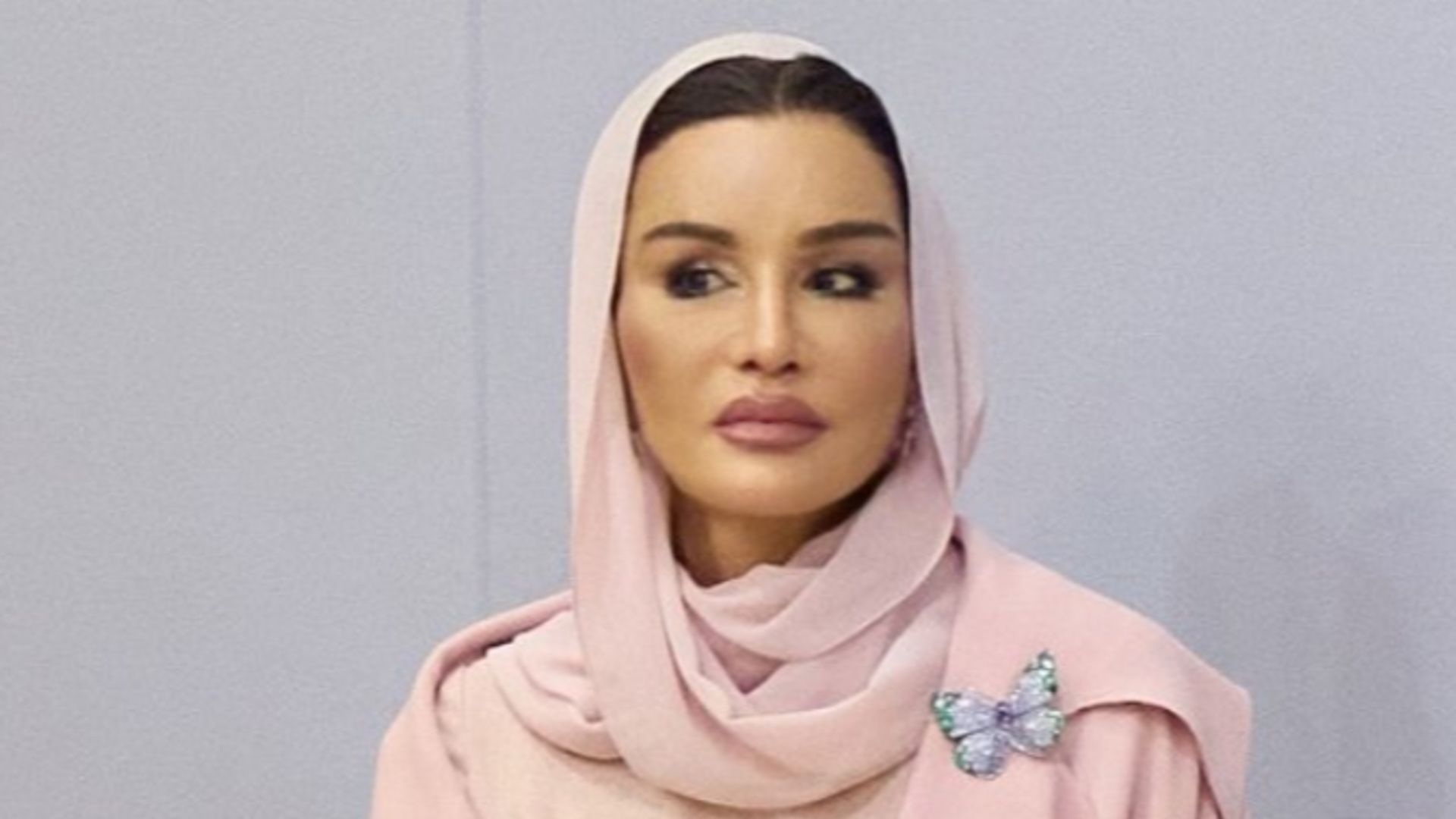 La jequesa Moza bint Nasser deslumbra con una espectacular mariposa XXL de diamantes y un impecable look rosa empolvado