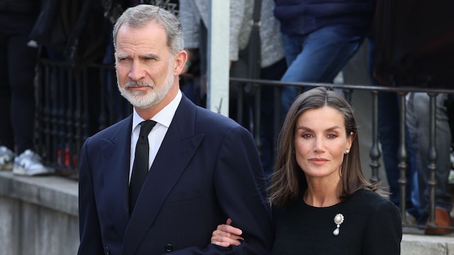 Plano medio de Los reyes Felipe y Letizia en el funeral de Fernando Gomez-Acebo 