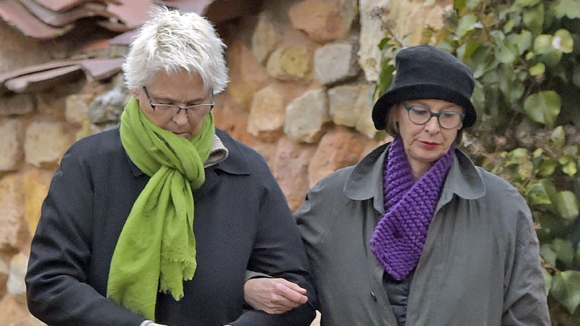 Los gestos de cariño de Lucía y Paola Dominguín hacia Nacho Palau tras la muerte de su madre