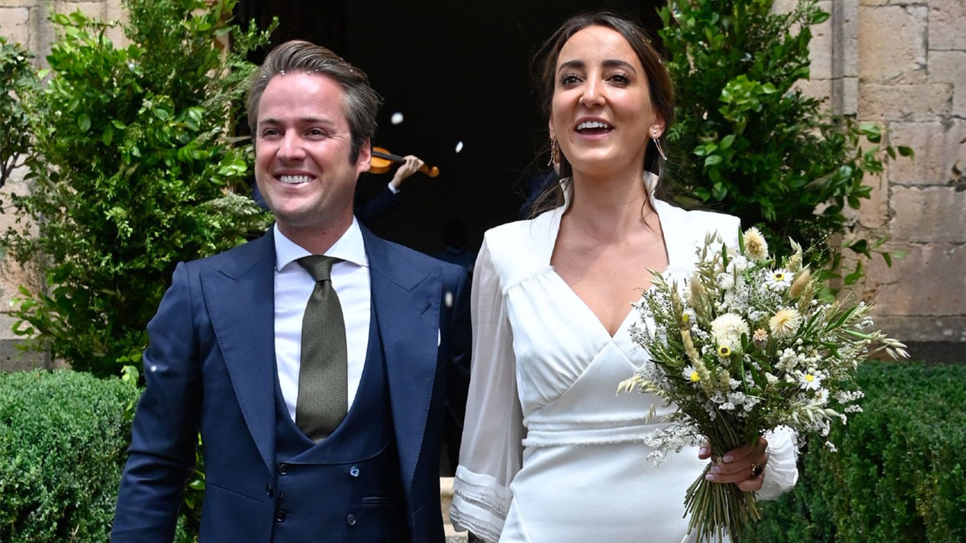 El segundo vestido de novia de Lucía Pombo: un 'slip dress' actualizado con falso 'choker' y espalda abierta