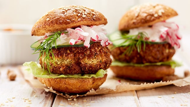 hamburguesa de falafel con vegetales y salsa de yogur