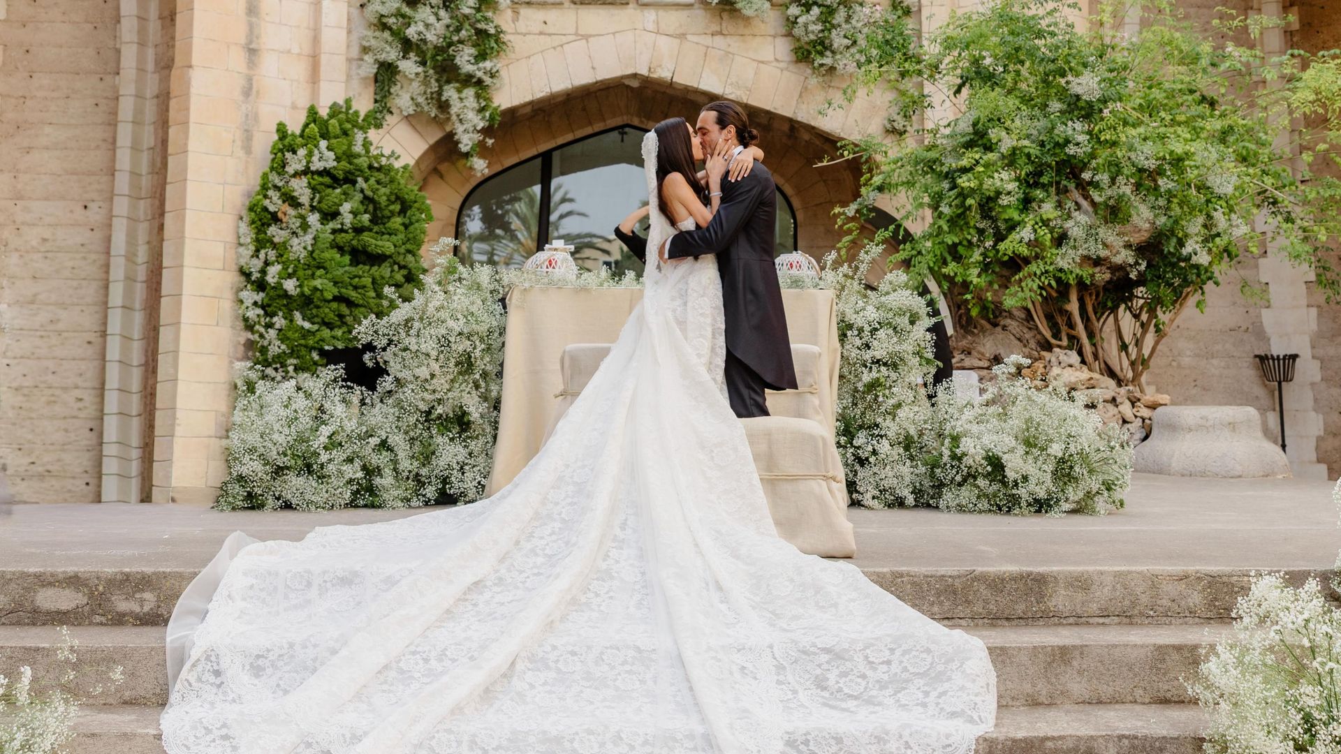 Entramos en la boda mallorquina de los empresarios Eva Garzón y Pablo Fernández: en una iglesia inacabada, con invitados de medio mundo y tres vestidos de novia de encaje