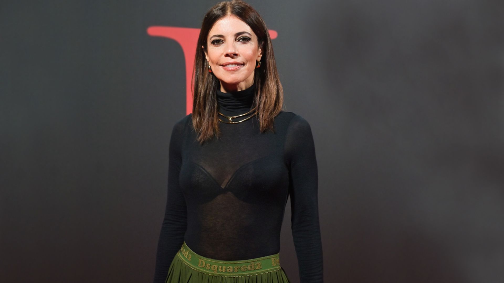 Maribel Verdú sorprende en el estreno de 'Élite' con una minifalda de vuelo y plataformas XL