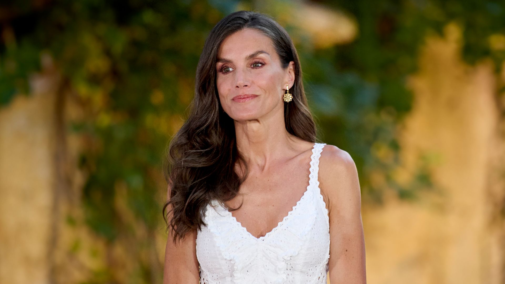 Los looks de verano de la reina Letizia que nuestros expertos quieren volver a ver: del vestido estampado que prestó a Leonor al caftán español