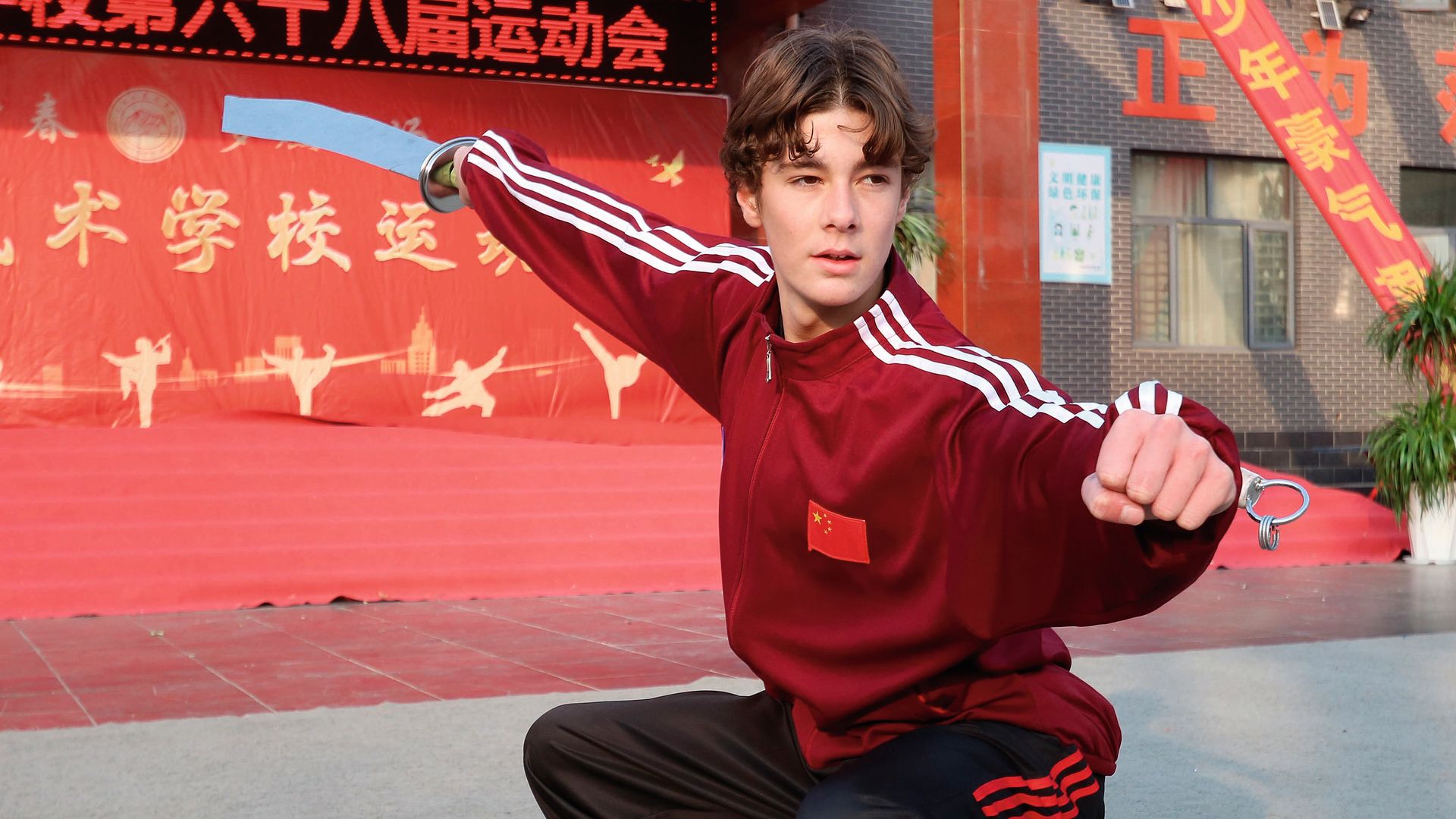  Simeón practicando artes marciales con traje deportivo rojo y negro