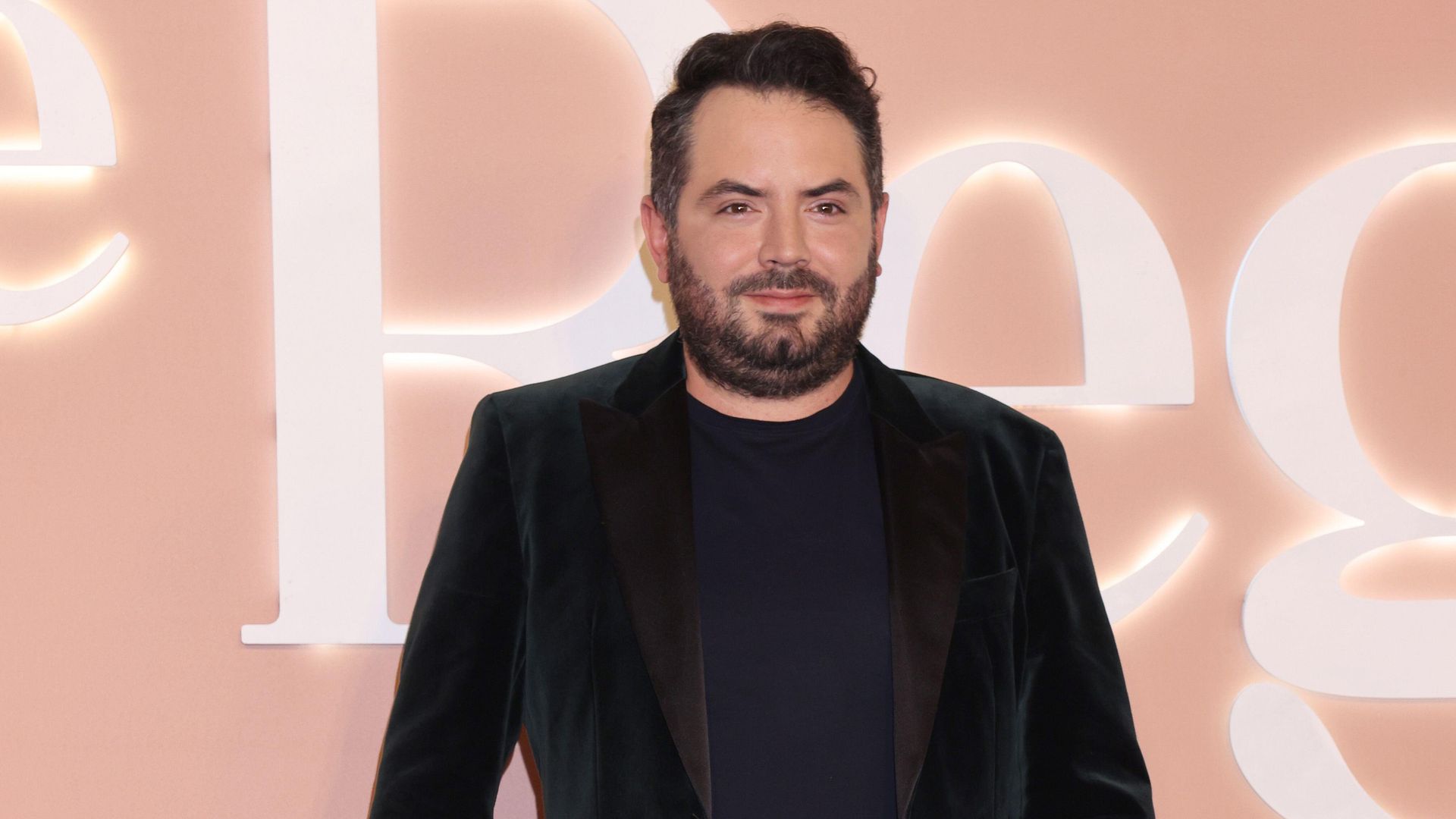 José Eduardo Derbez en la red carpet de la premier de 'Mesa de Regalos' en la Ciudad de México.