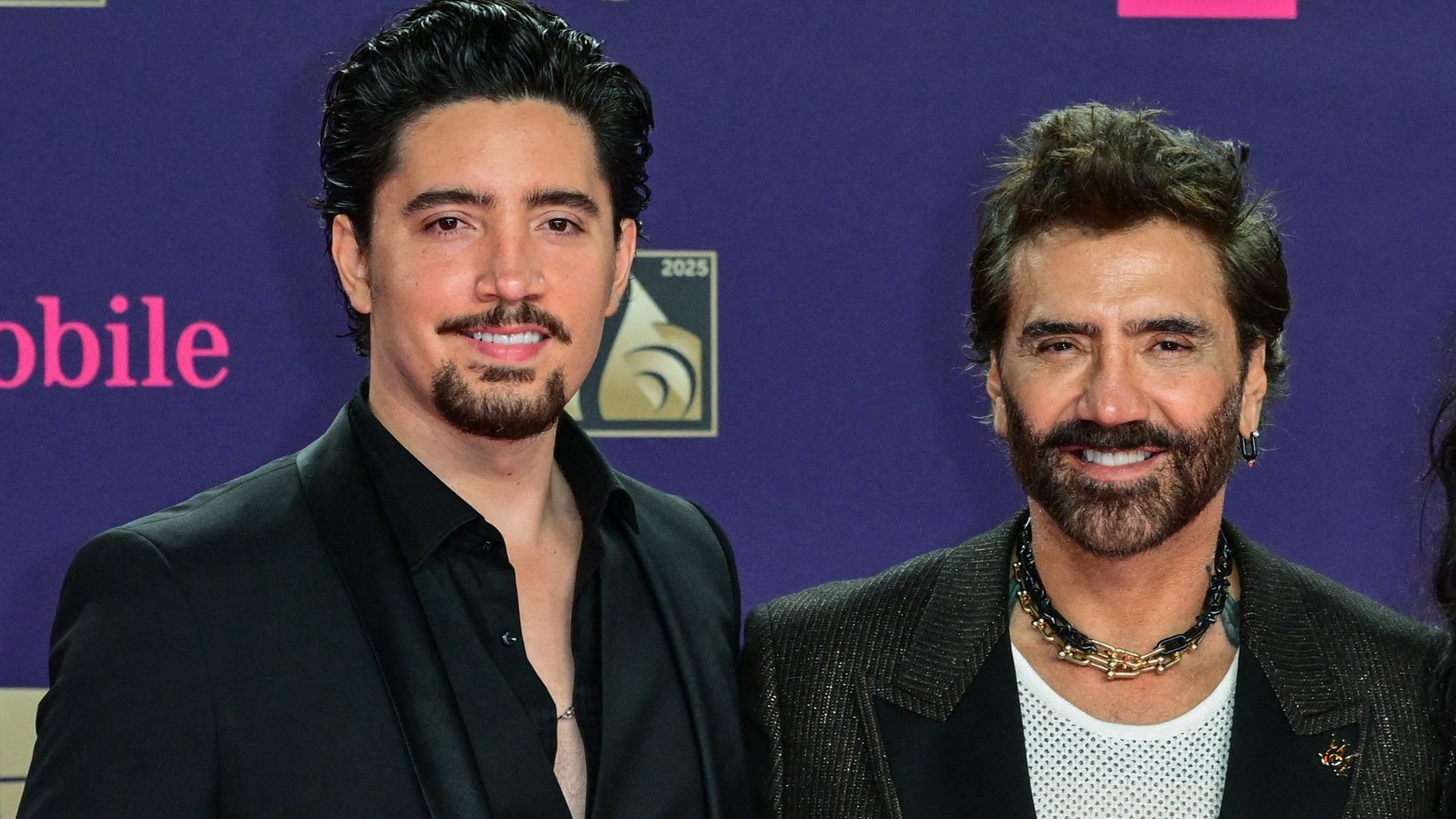 Alejandro Fernandez con su hijo Alex Fernandez en Premio Lo Nuestro 2025.