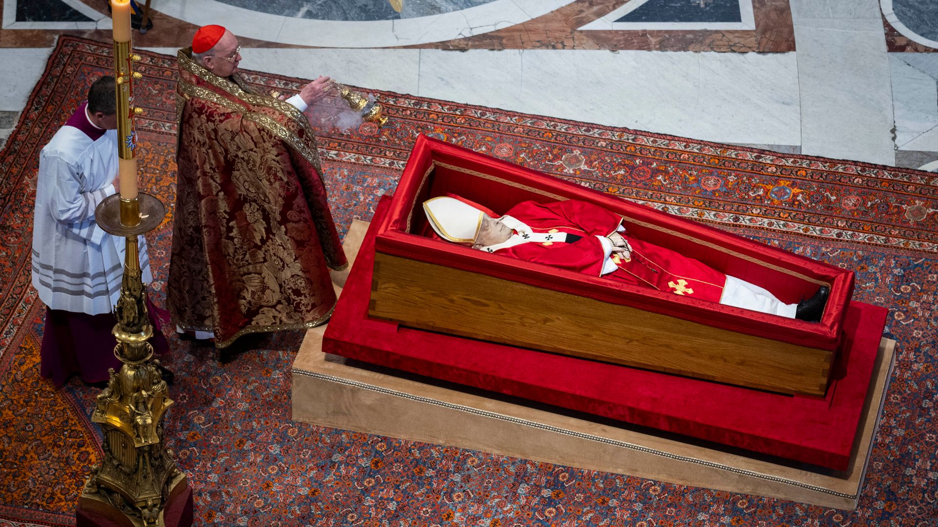 El Papa Francisco reposa en la Basílica de San Pedro, donde los fieles lo despedirán por tres días