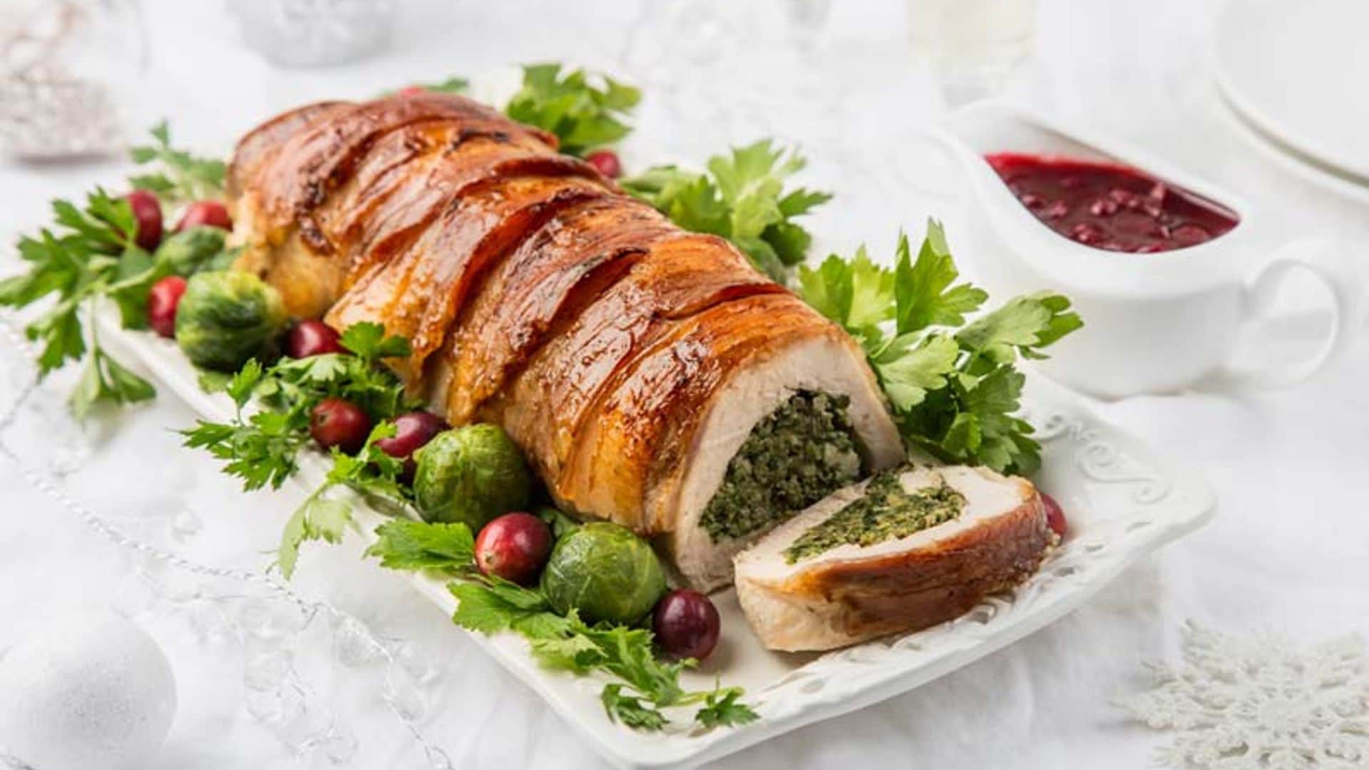 Pechuga de pavo rellena de espinacas con salsa de frutos rojos