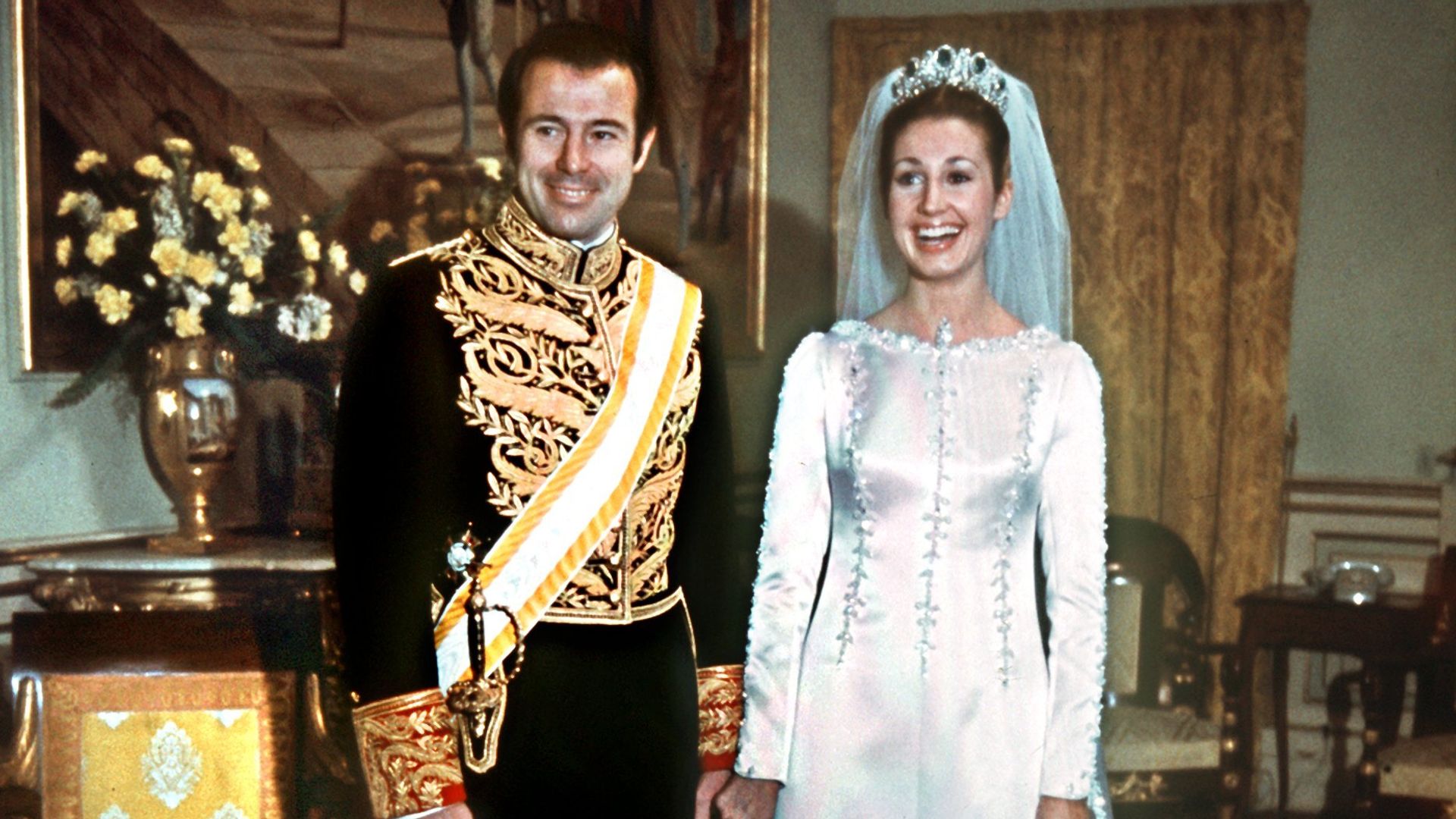 Recordamos la boda de Carmen Martínez Bordiú y Alfonso de Borbón: el último vestido de novia de Balenciaga y una tiara desaparecida