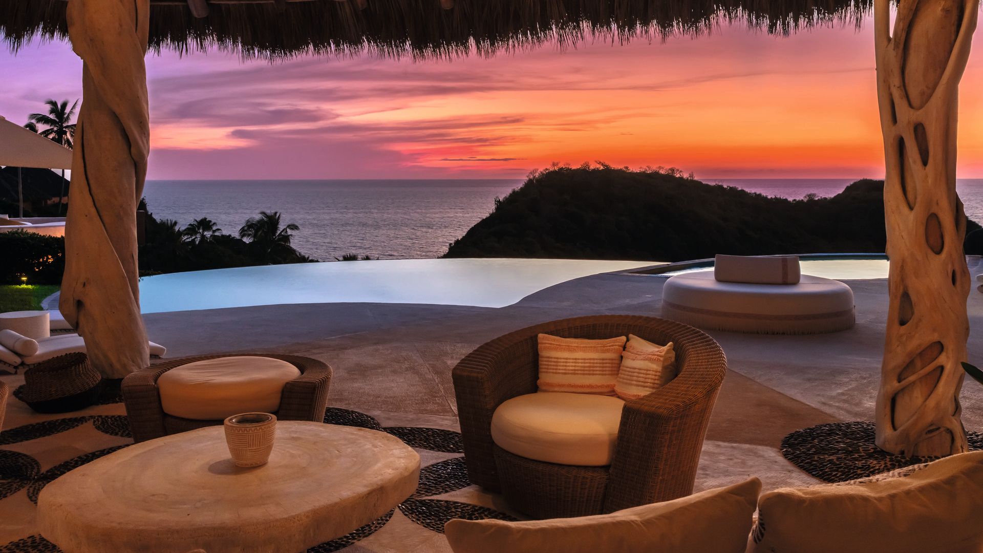 El mágico atardecer de Careyes desde el salón exterior de la villa. Los arcos son un motivo recurrente en toda la casa, creando sensación de movimiento gracias a los juegos de luces y sombras