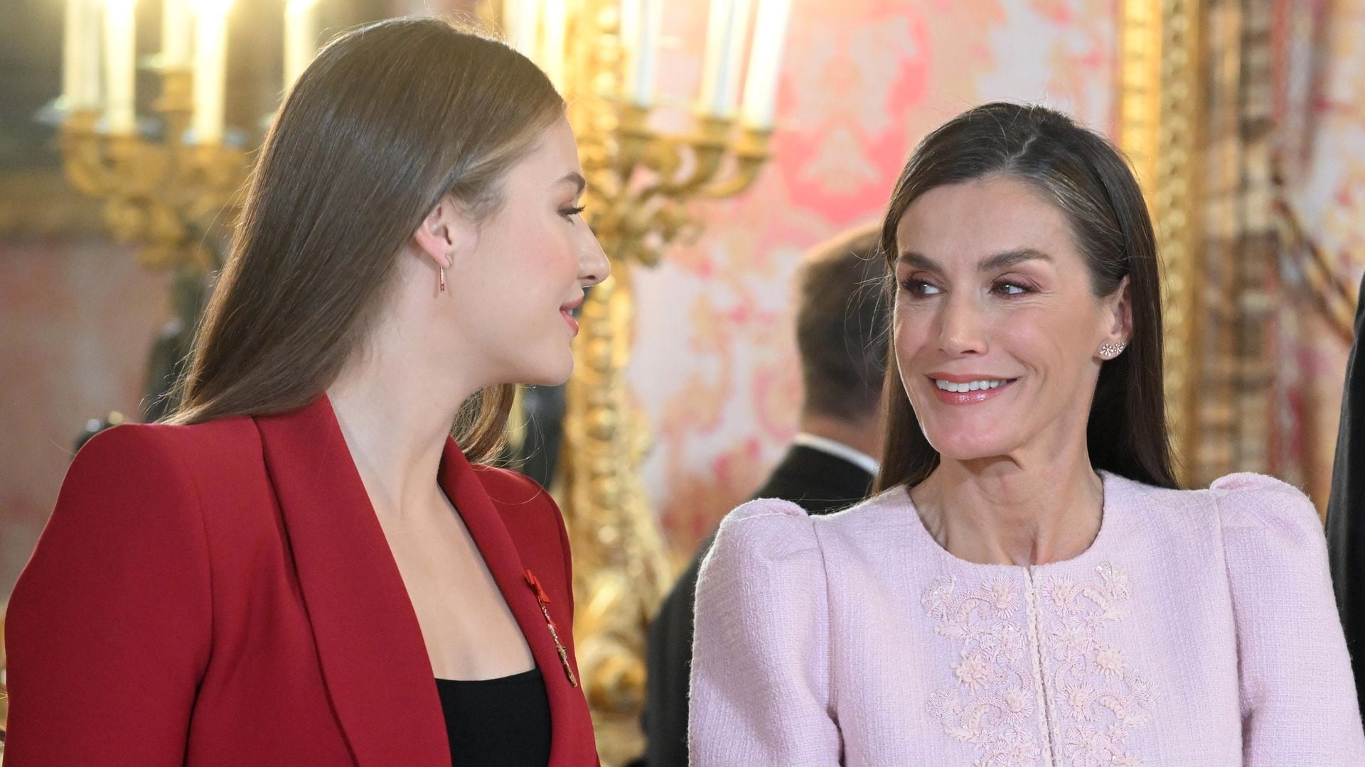 La princesa Leonor y la reina Letizia en la imposición del Toisón de Oro a la reina Sofía