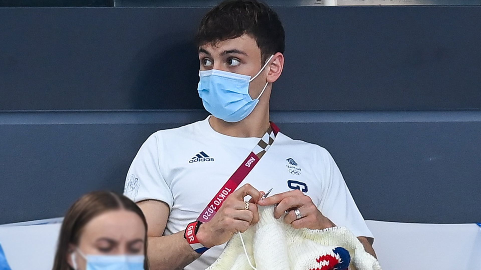 ¡Del trampolín a las agujas de tejer! El campeón olímpico Tom Daley se hace viral mostrando su faceta más desconocida