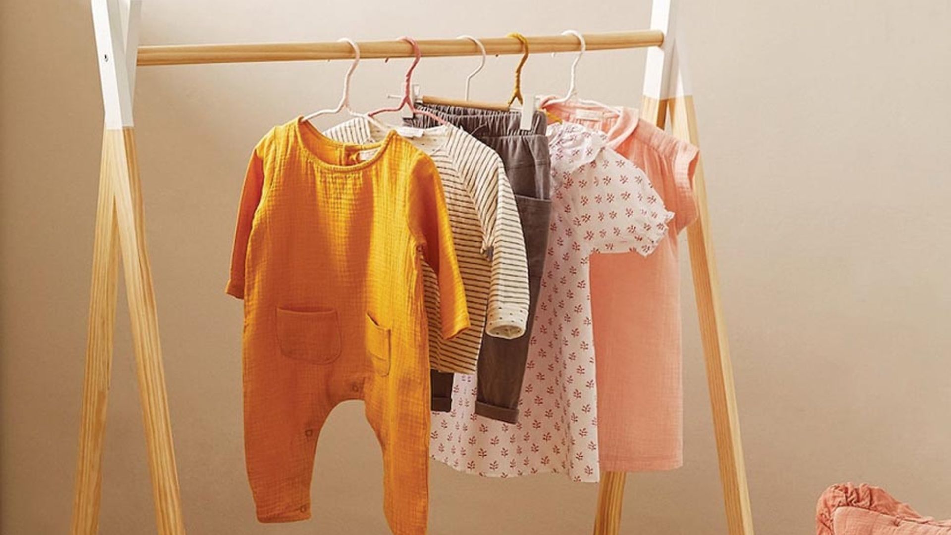 La ropa de niña más bonita del verano es esta y se combina con zapatillas