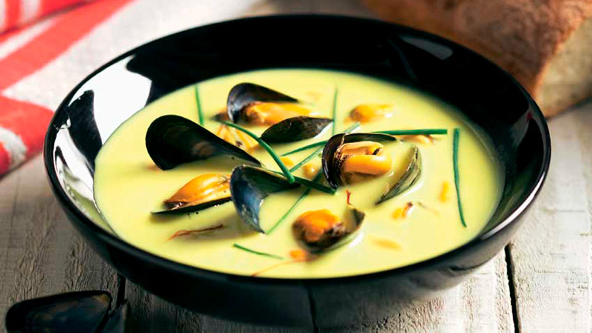 Crema de mejillones con azafrán y cebollino