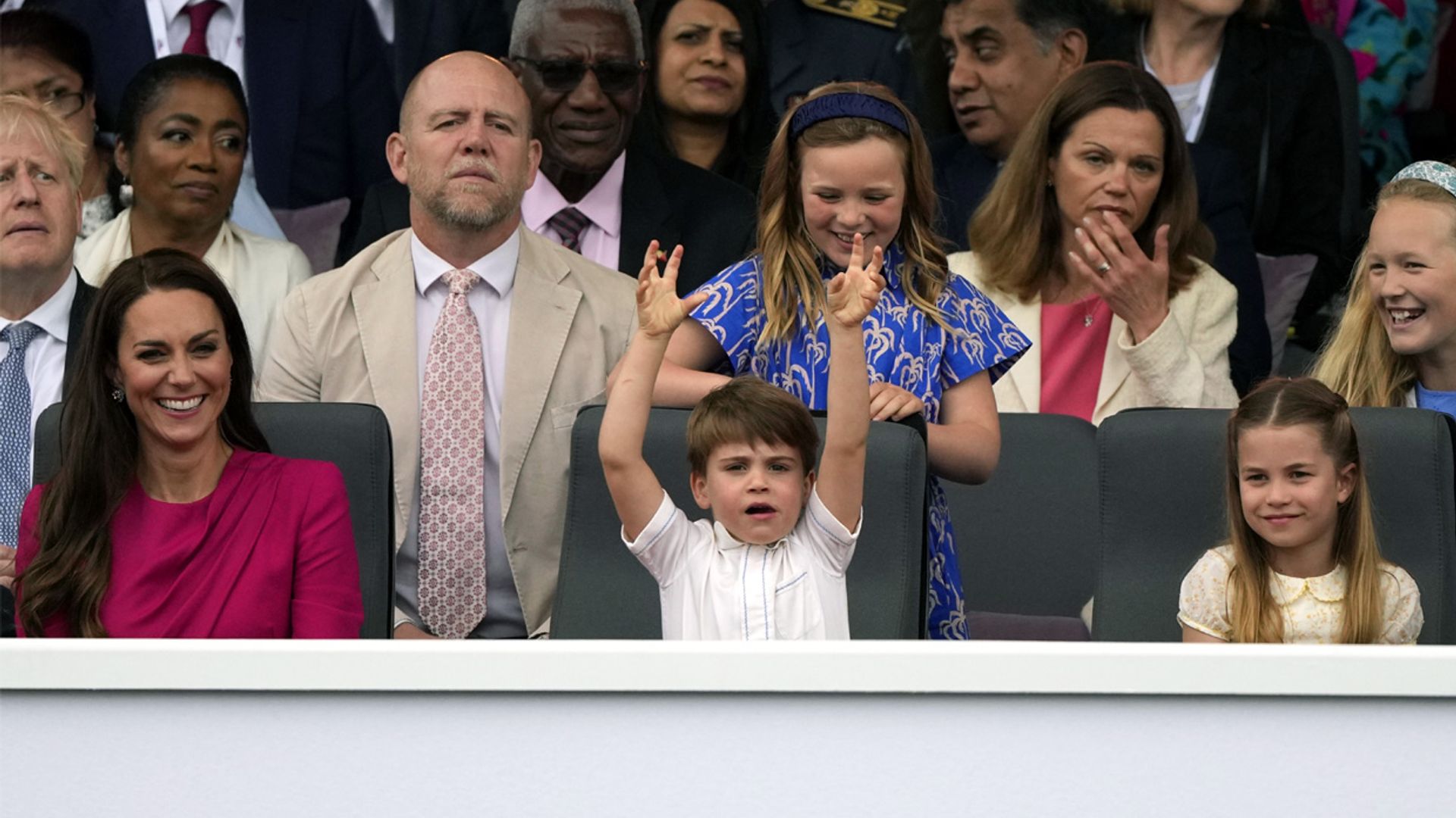 ¡Igual que papá! Louis de Cambridge recrea un look que el príncipe Guillermo llevó hace 37 años