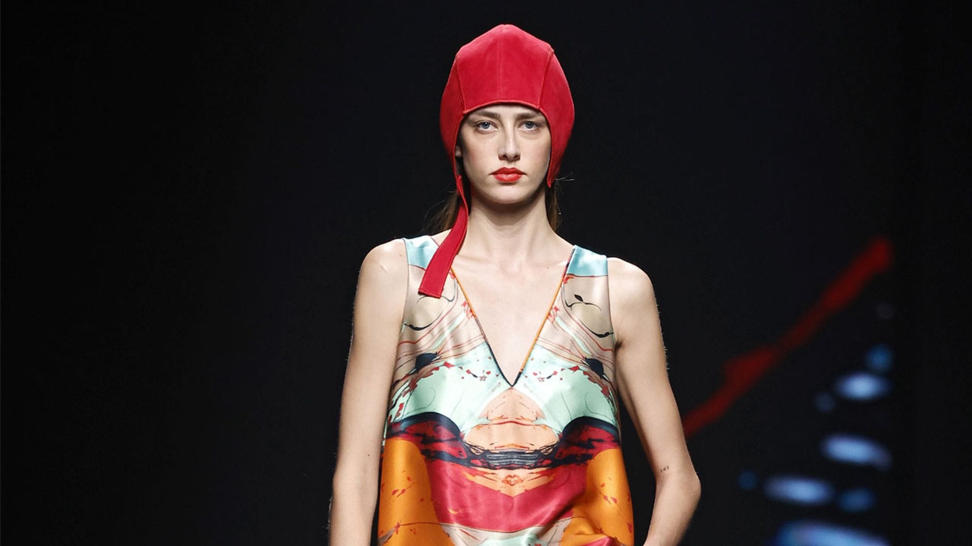 El regreso de Marcos Luengo a Fashion Week Madrid: Inteligencia Artifical y escotes sorprendentes