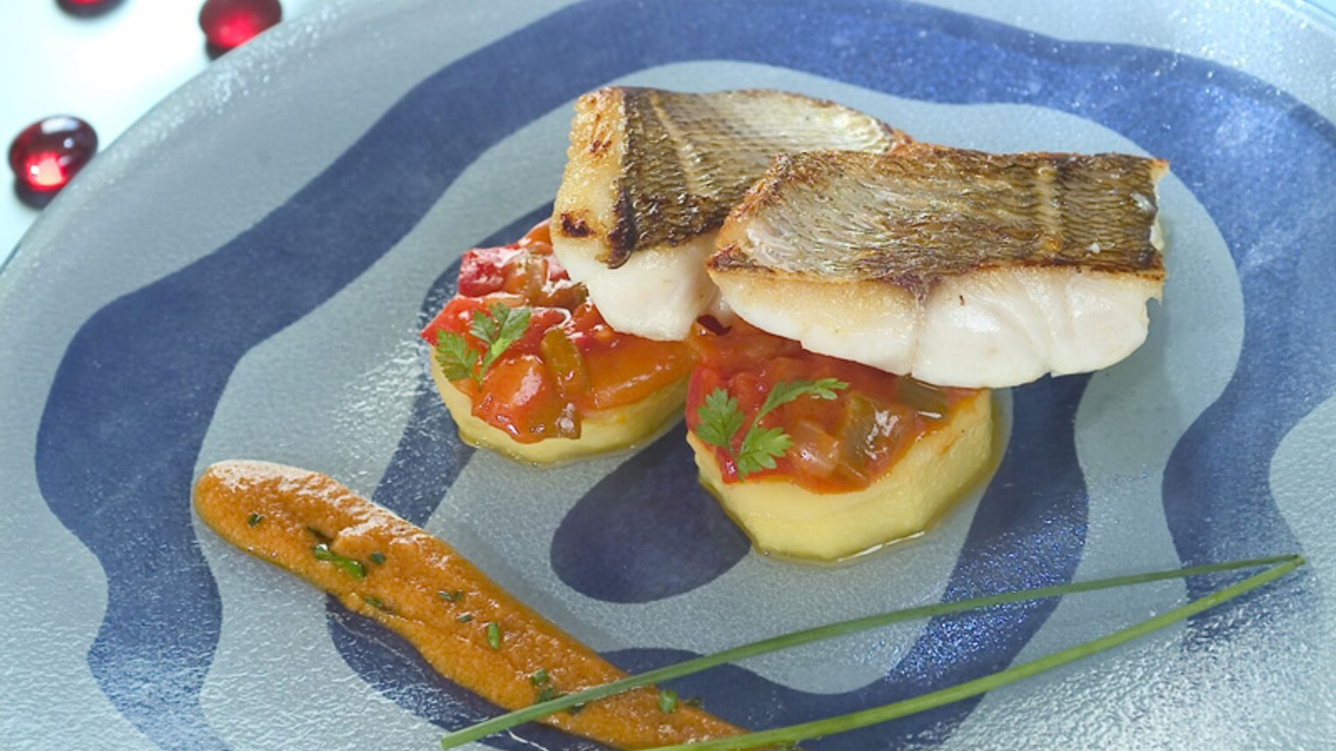Besugo con patatas y salsa romesco