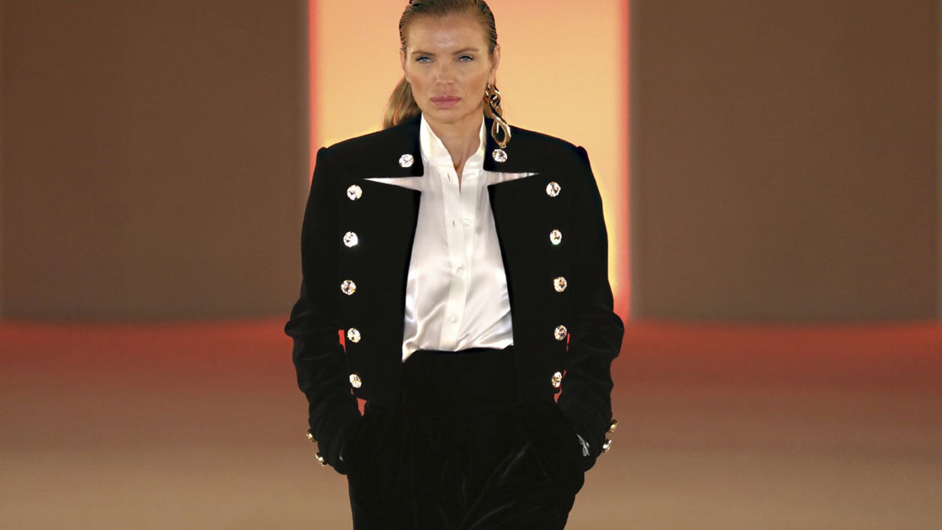 Esther Cañadas desfila para Balmain tras una década retirada de la pasarela