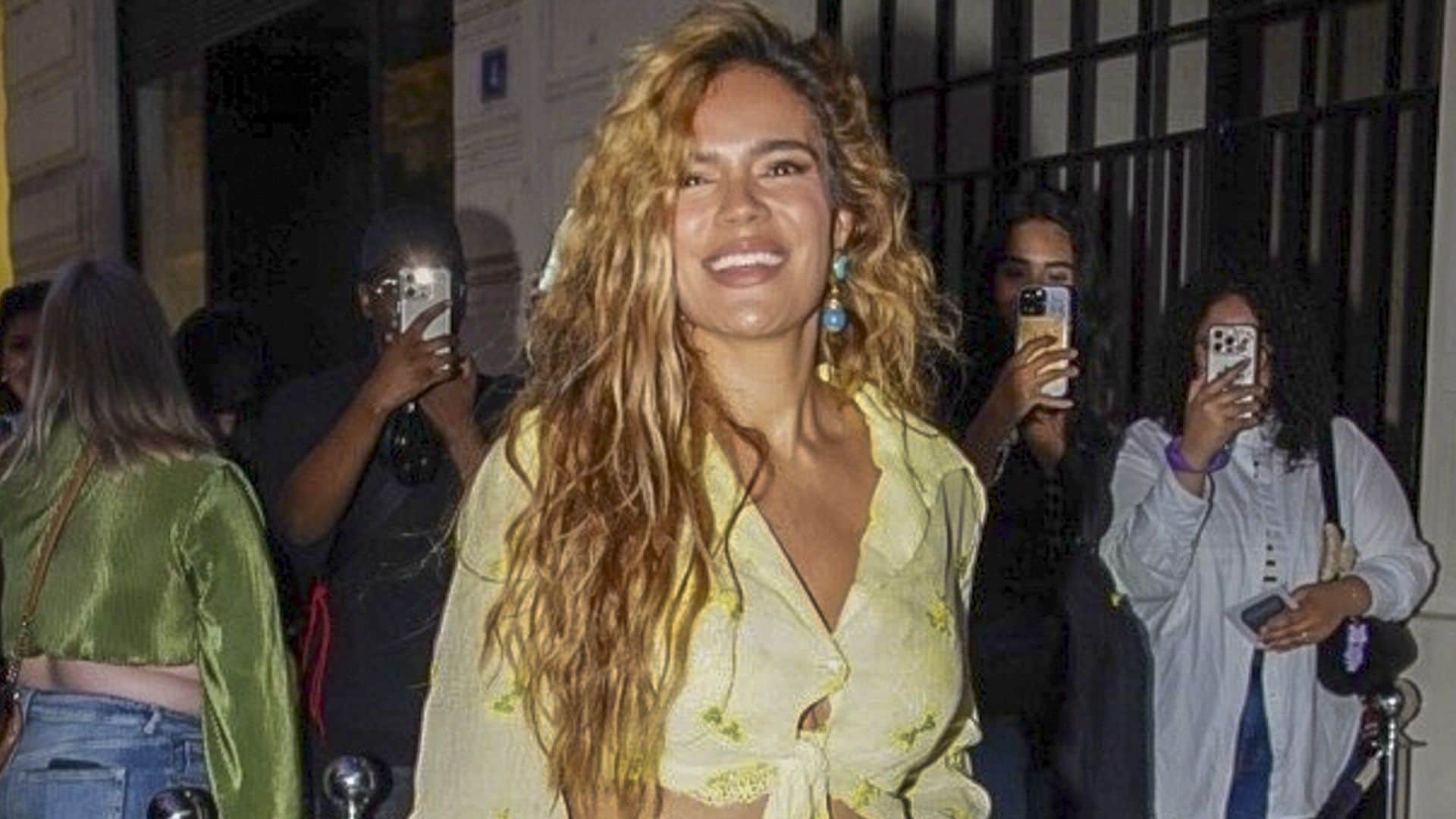 Karol G lleva su esencia tropical hasta París con un 'look' vibrante