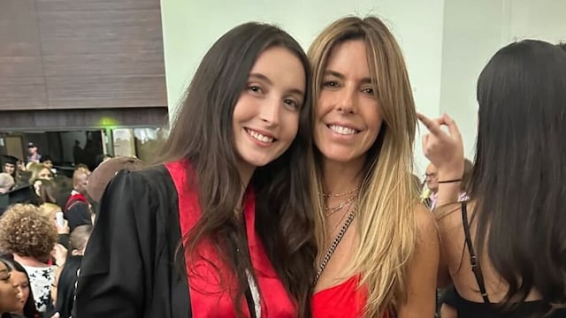 Maky con su hija Mía durante la ceremonia de graduación