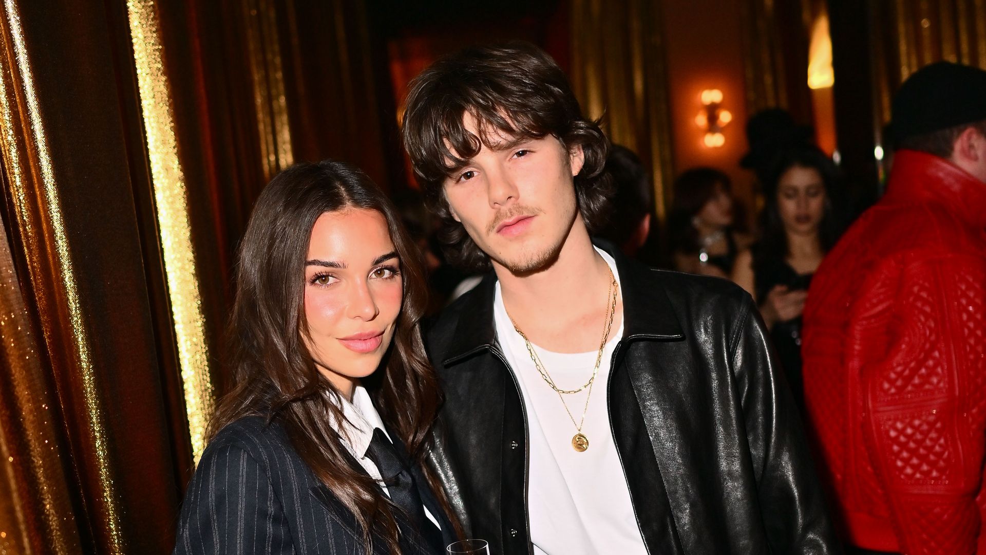 Jackie Apostel se apunta en París al uniforme que han llevado todas las ‘chicas Beckham’
