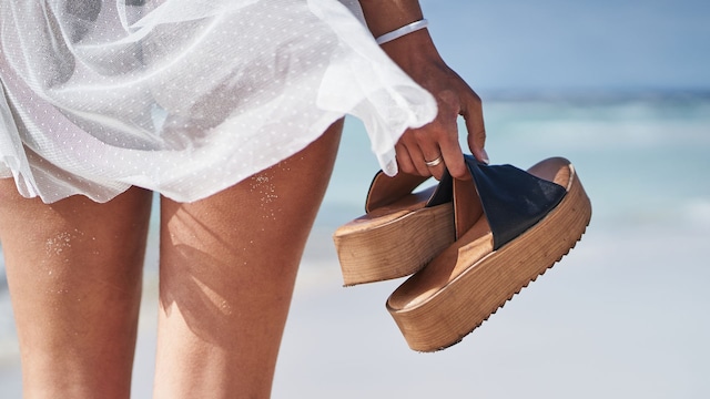 Mujer sandalias playa