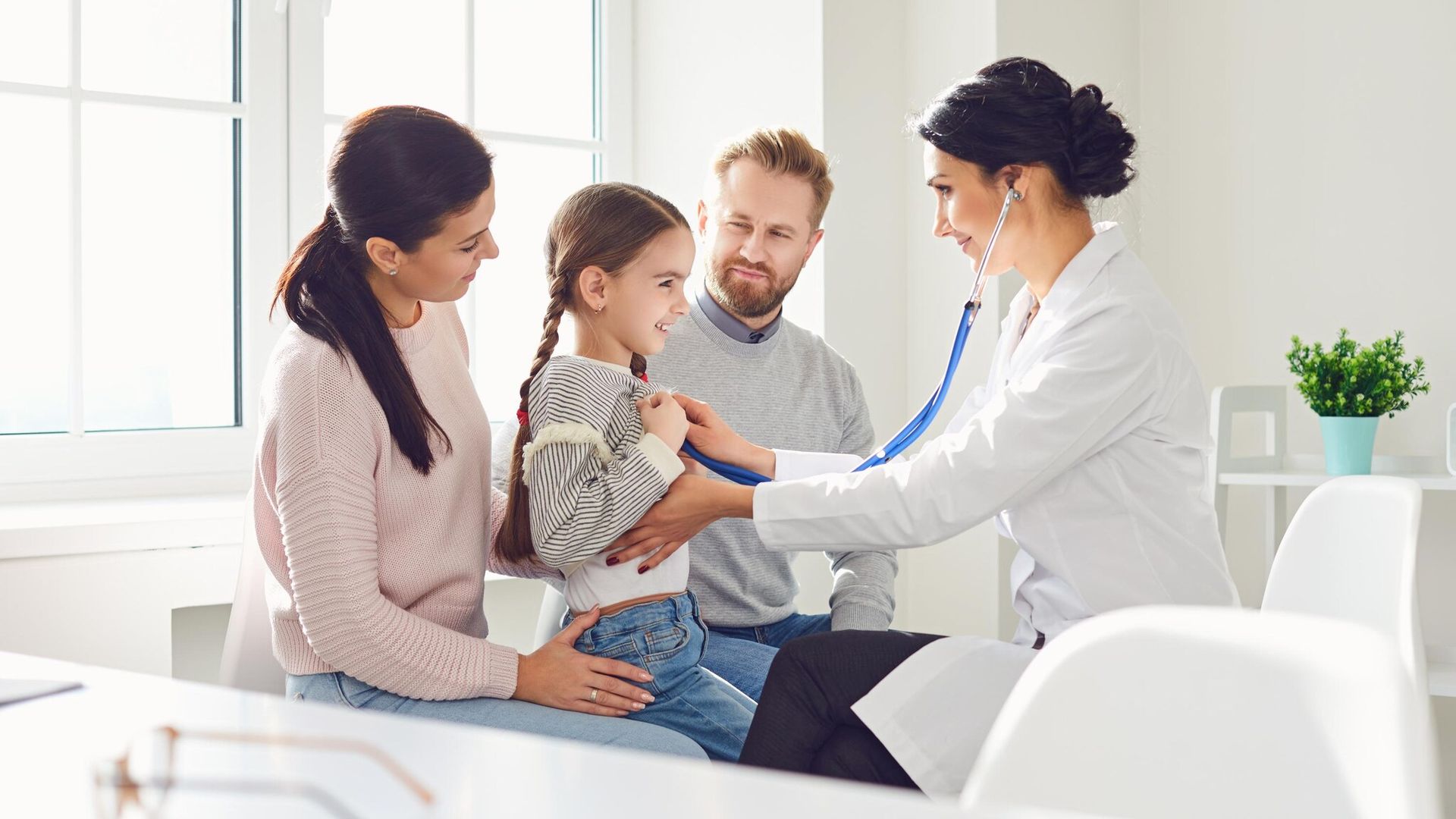 12 prácticas que los pediatras recomiendan no hacer