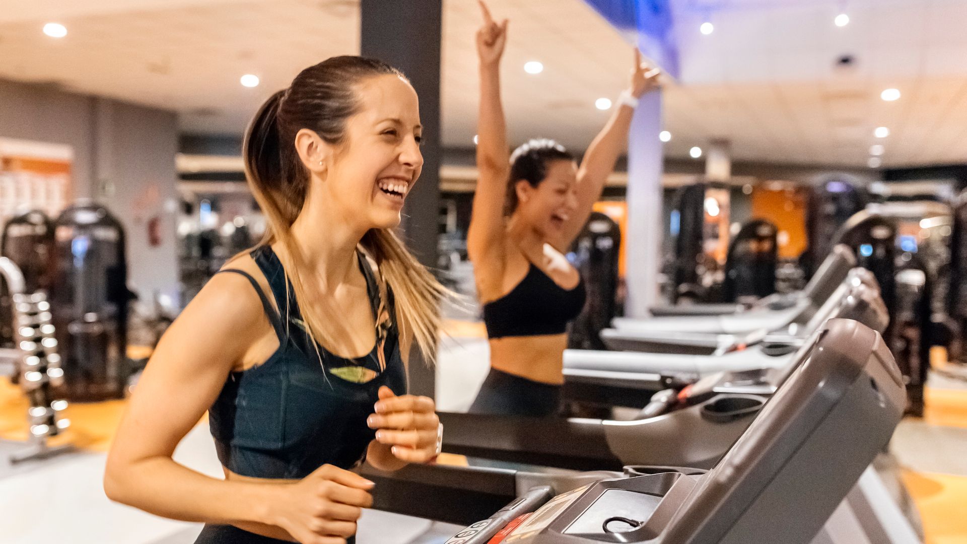 Dos mujeres sonriendo mientras entrenan