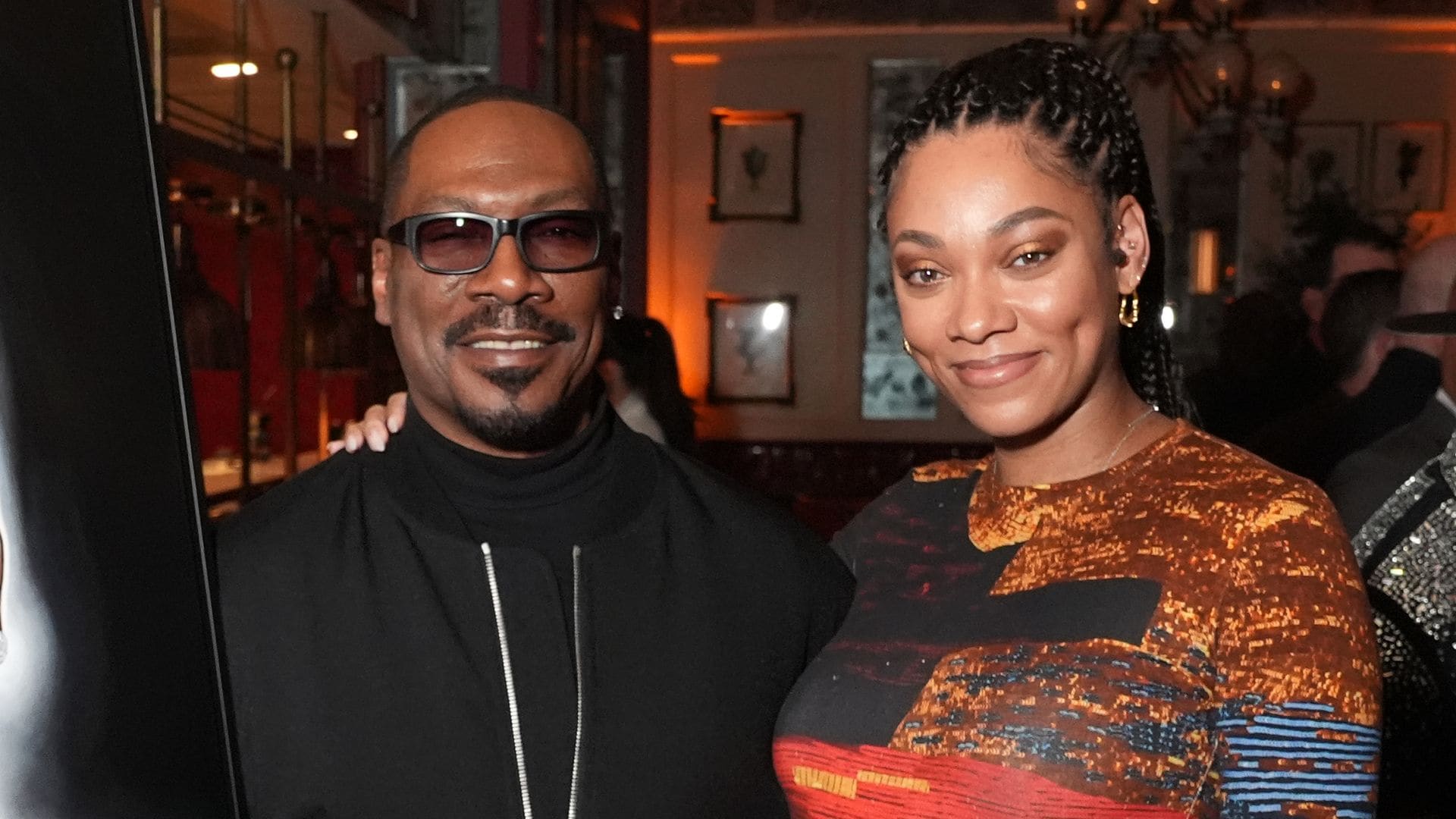 Eddie Murphy y Bria Murphy Xavier asisten al estreno de "Being Eddie" de Netflix en Mother Wolf el 12 de noviembre de 2025 en Los Ángeles, California.