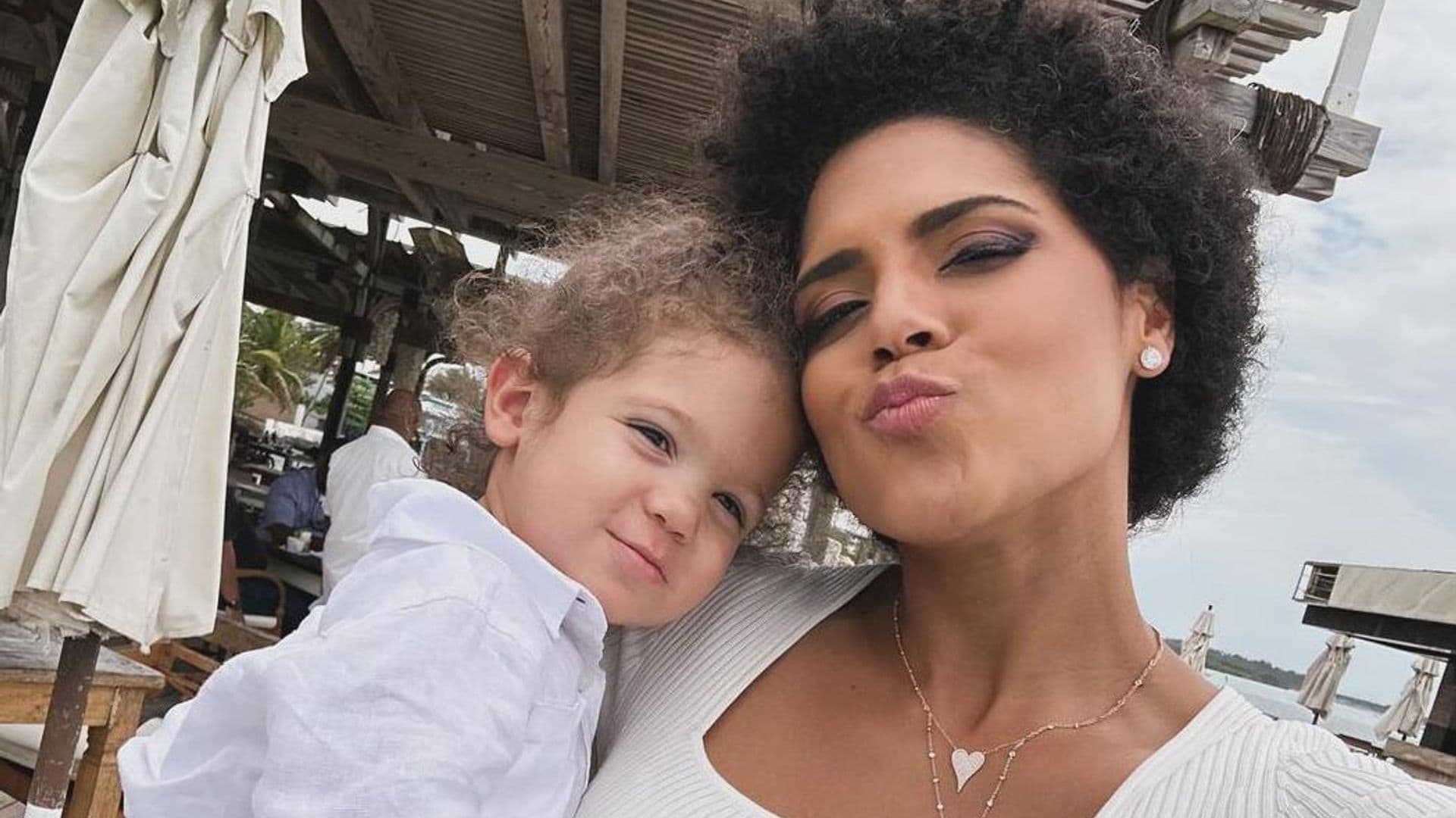 Gennaro, el hijo mayor de Francisca, toma sus primeras clases de tenis