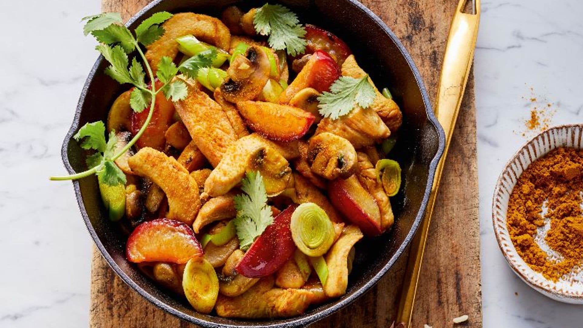 Pollo guisado con nectarinas y canela
