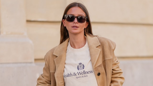 Diane Batoukina con vaqueros, camiseta, gabardina y gafas de sol en Paris