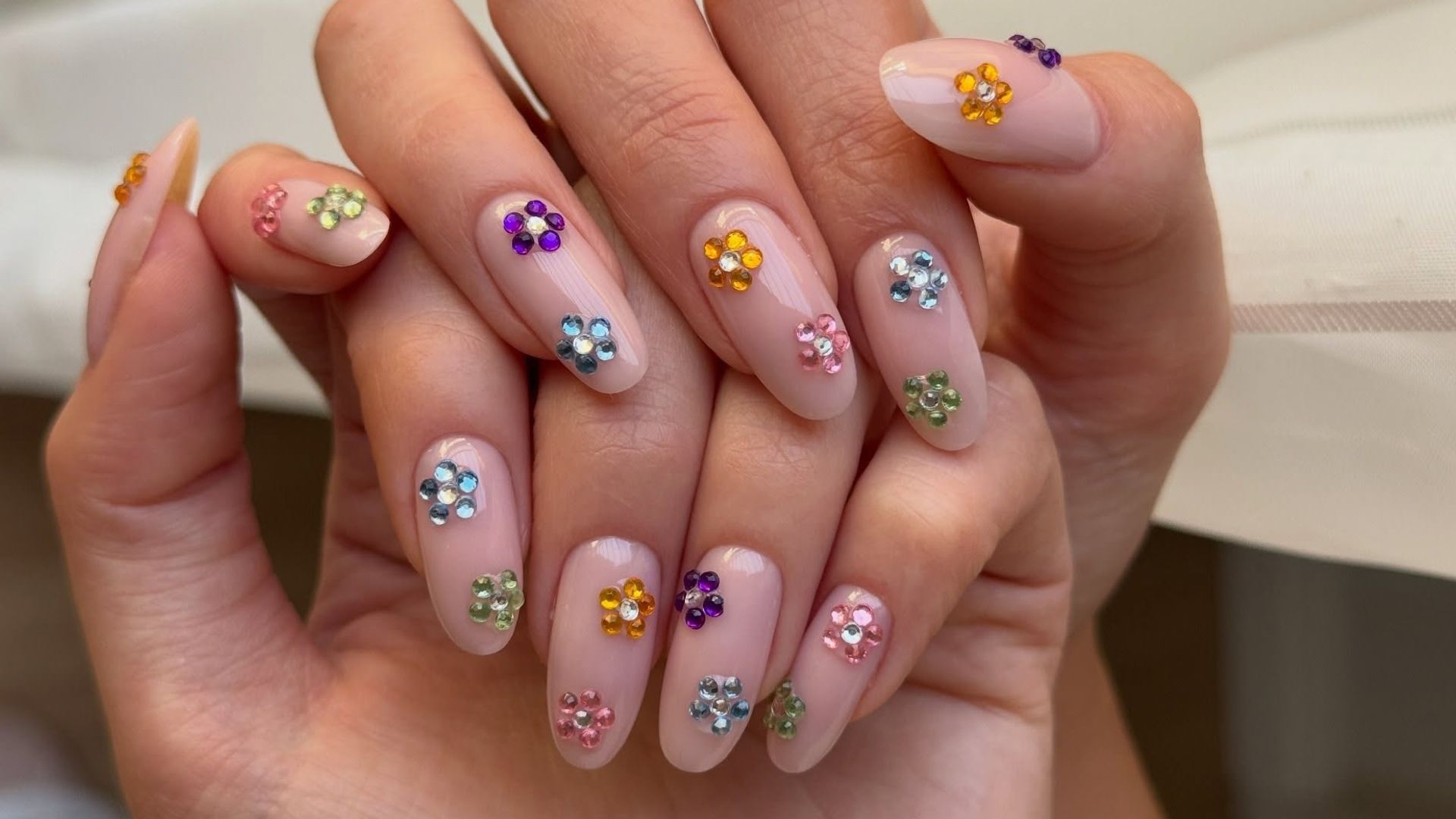 12 manicuras brillantes para convertir tus uñas en joyas y triunfar en las noches de verano