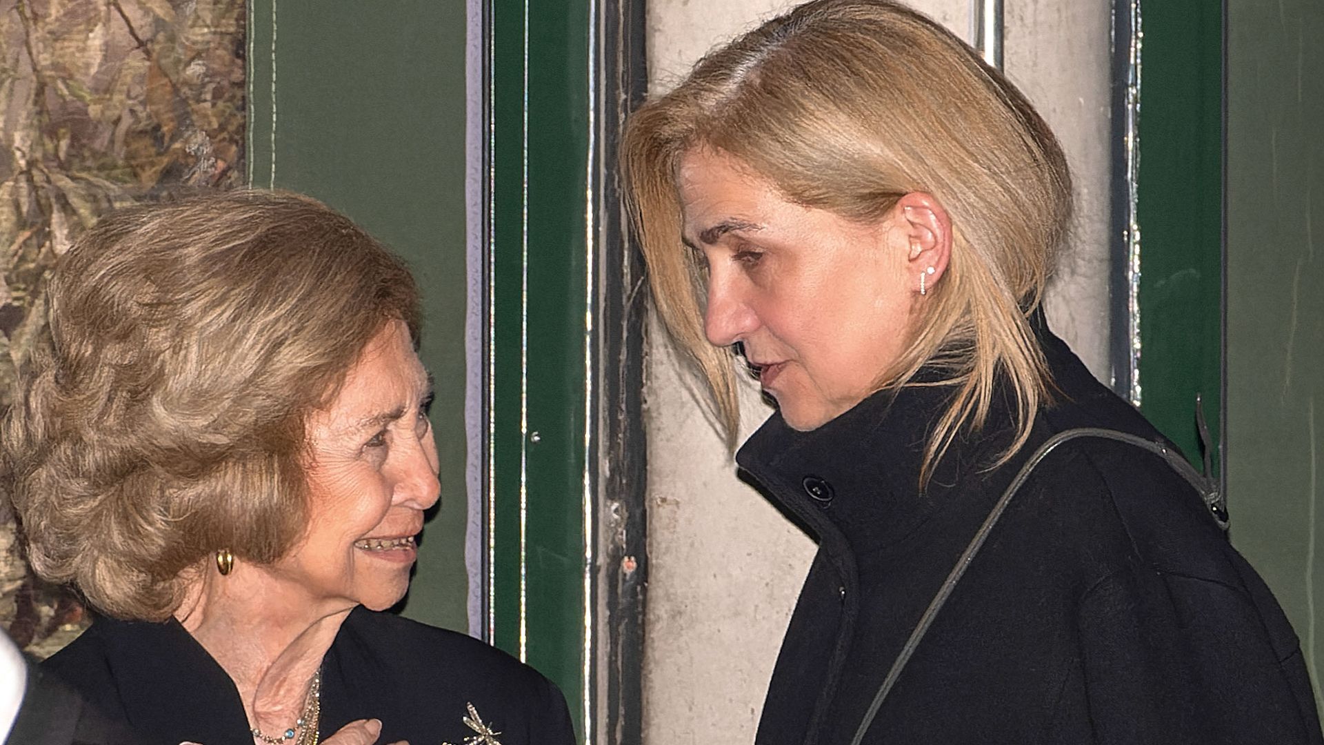 IMÁGENES EXCLUSIVAS. Las infantas Elena y Cristina, volcadas con la reina Sofía: plan secreto para tres en un momento muy difícil