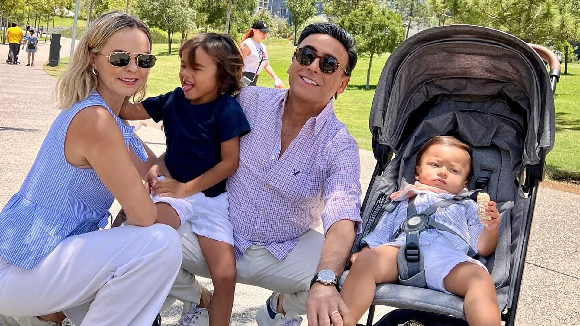 Adal Ramones, su esposa Karla de la Mora y sus hijos, Cristóbal y Cayeteano, el más pequeño