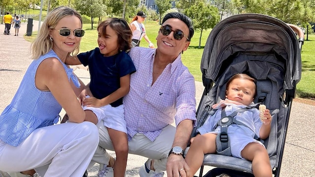 Adal Ramones, su esposa Karla de la Mora y sus hijos, Cristóbal y Cayeteano, el más pequeño