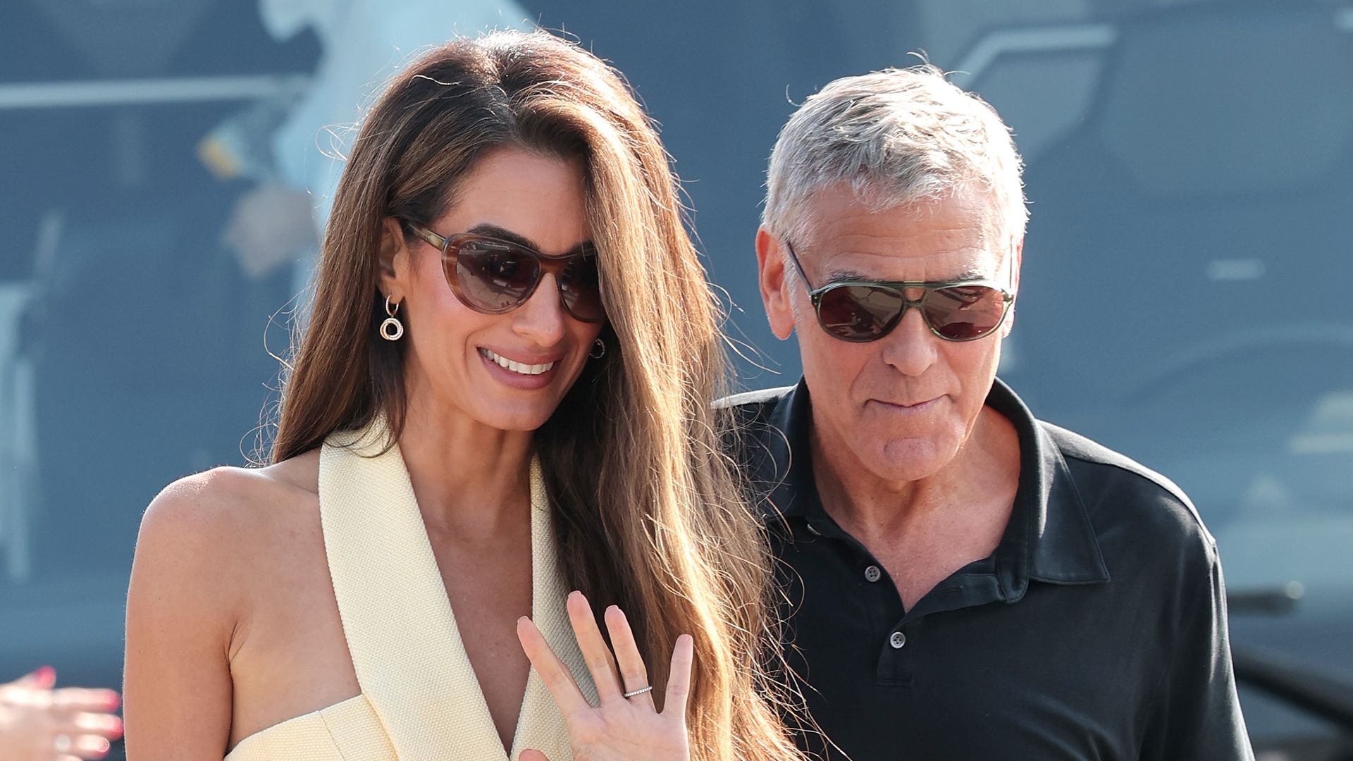 Amal Clooney acierta con su primer look de Venecia: sin pisar la alfombra roja, ya es la más elegante del Festival