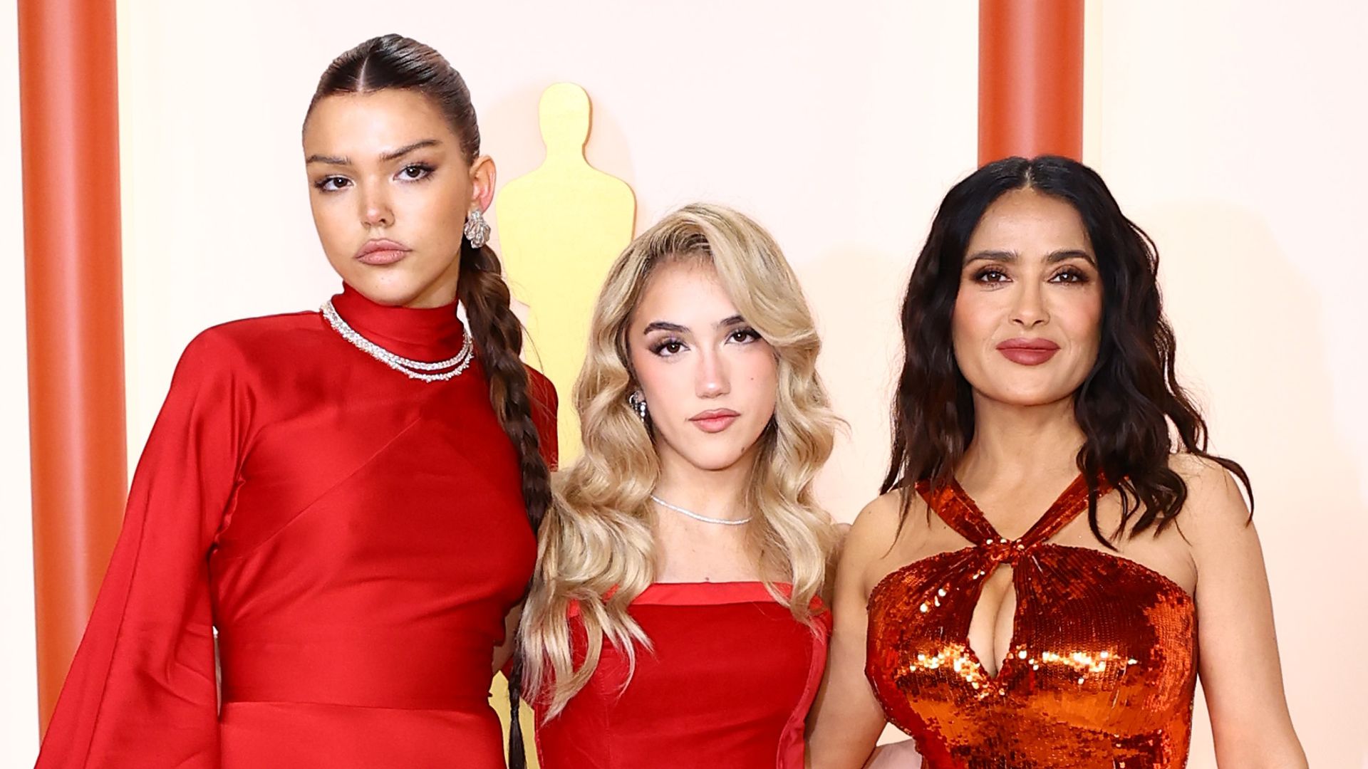 Tess Bu Cuarón, Valentina Paloma Pinault y Salma Hayek en la 95a. entrega anual de los Premios de la Academia, el 12 de marzo de 2023, en Hollywood, California.