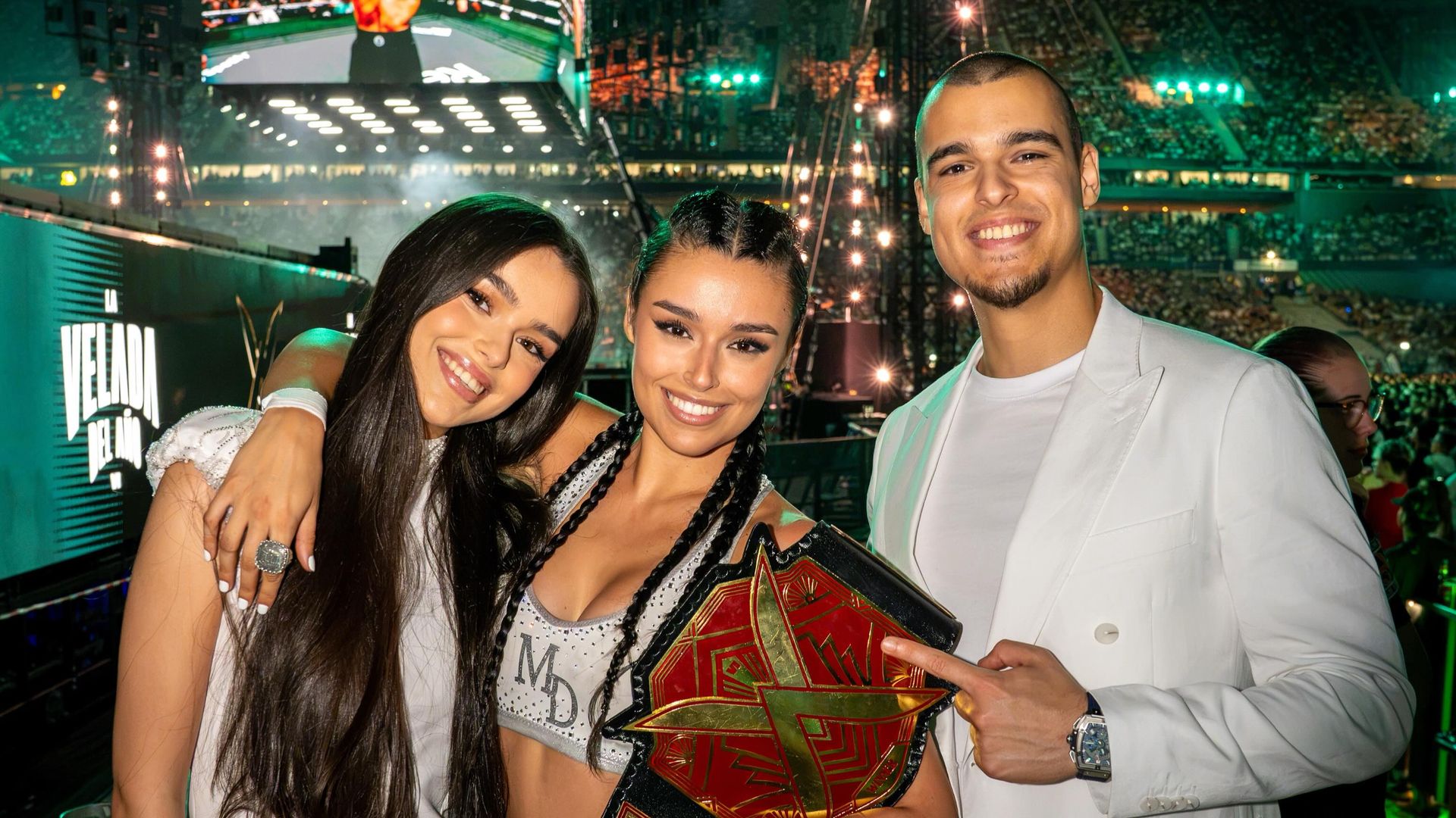 Marta Díaz con sus hermanos tras ganar en La Velada del Año VI