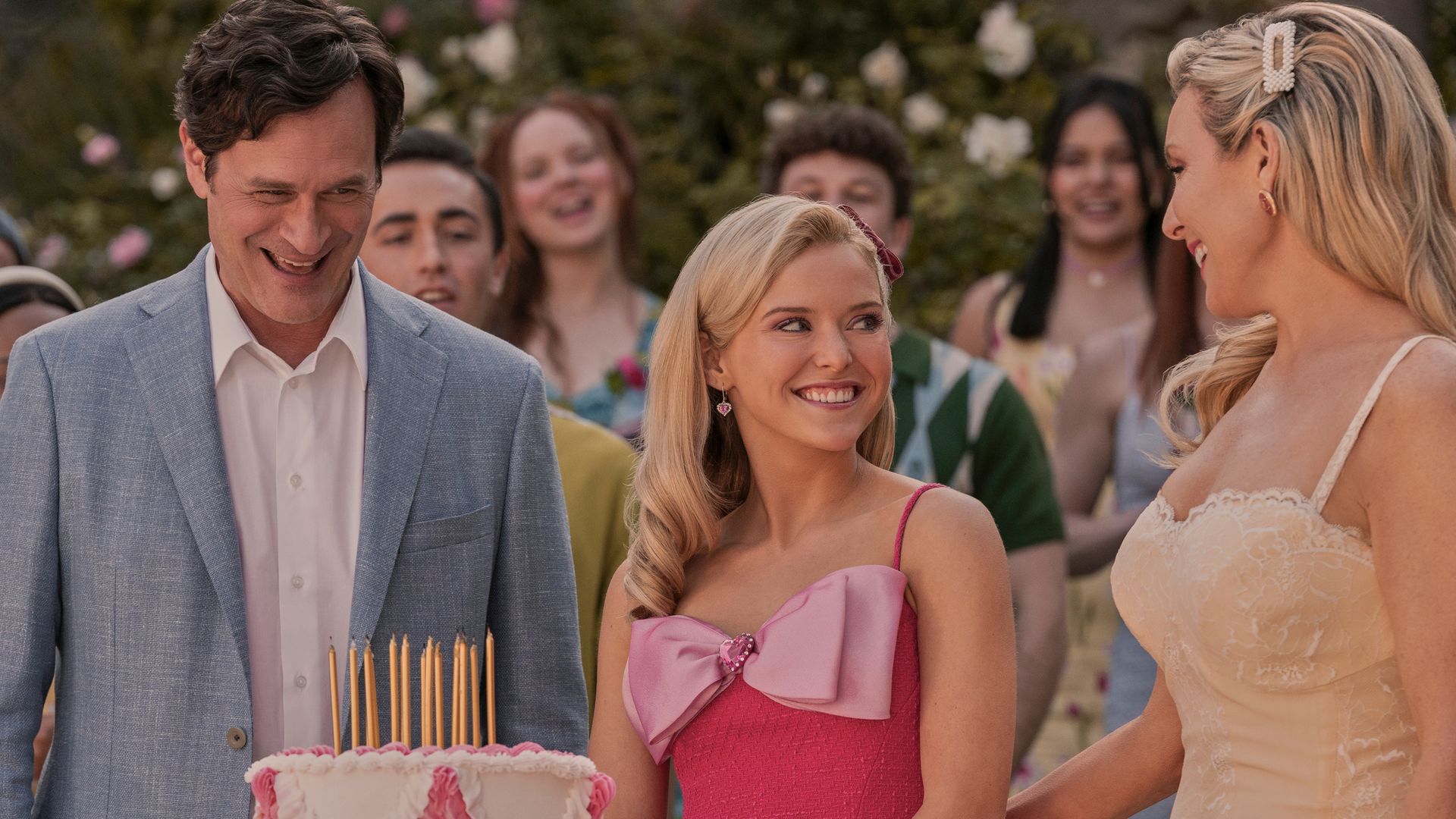 Tom Everett Scott, Lexi Minetree y June Diane Raphael en 'Elle', de Prime Video.